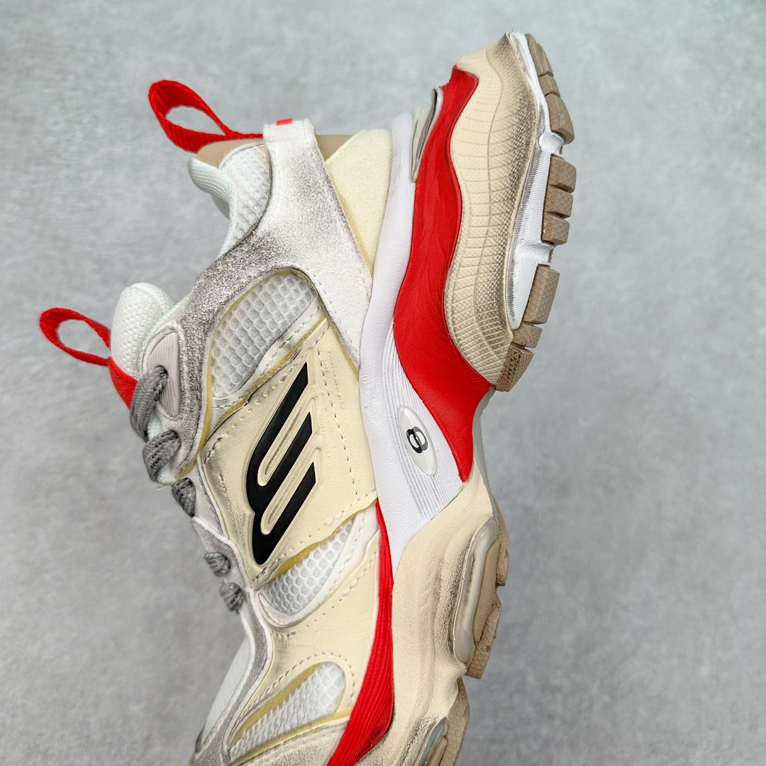 图片[7]-＃纯原 Balenciaga CARGO Sneaker 巴黎世家十一代圆头系带舒适百搭低帮生活休闲鞋老爹鞋 全套原纸板楦头开发 最原汁原味的灵魂版型 全鞋荧光划线卡点 胶水把控整洁度追求极致完美 每一双都是工艺品 多重QC质检 超越公司货的品控标准 实实在在的免检产品 原盒原配 正确字体电绣 粗细、位置、大小正确 侧边TPU 透气孔匹配意产原版 正确分离大底 TPU软底 原版一致大底LOGO 立体感十足 原厂皮料水洗做旧 采购原厂网纱 这款超细纤维和网布工装运动鞋 来自 Balenciaga 2024年夏季系列 其前卫的设计、夸张的体积和反光细节赋予其特别的轮廓 在 2024 夏季系列的秀场上 我们看到了睽违已久的新款运动鞋 Cargo Sneaker 看鞋名便可猜想 延续 3XL 经典设计 这似乎是一双天生为阔腿 Cargo 而生的鞋款 并且它比起 3XL 本就极度夸张的造型更加夸张 拥有更大的鞋底面积以及更为上翘的鞋头 堪称「5XL」外观设计上除了「比大更大」做旧的厚网布鞋面 还有一种经典 Track 鞋款融合 New Balance 9060 中底之即视感 标志性 Sporty B Logo 置于鞋面中间 再加上明显提高的中底厚度 你也不用害怕与3XL难以分辨 尺码：35/46-选品中心