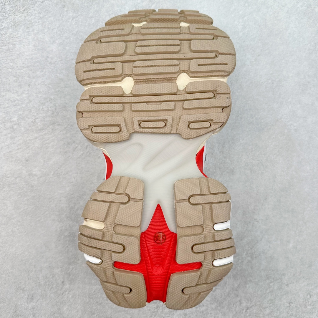 图片[9]-＃纯原 Balenciaga CARGO Sneaker 巴黎世家十一代圆头系带舒适百搭低帮生活休闲鞋老爹鞋 全套原纸板楦头开发 最原汁原味的灵魂版型 全鞋荧光划线卡点 胶水把控整洁度追求极致完美 每一双都是工艺品 多重QC质检 超越公司货的品控标准 实实在在的免检产品 原盒原配 正确字体电绣 粗细、位置、大小正确 侧边TPU 透气孔匹配意产原版 正确分离大底 TPU软底 原版一致大底LOGO 立体感十足 原厂皮料水洗做旧 采购原厂网纱 这款超细纤维和网布工装运动鞋 来自 Balenciaga 2024年夏季系列 其前卫的设计、夸张的体积和反光细节赋予其特别的轮廓 在 2024 夏季系列的秀场上 我们看到了睽违已久的新款运动鞋 Cargo Sneaker 看鞋名便可猜想 延续 3XL 经典设计 这似乎是一双天生为阔腿 Cargo 而生的鞋款 并且它比起 3XL 本就极度夸张的造型更加夸张 拥有更大的鞋底面积以及更为上翘的鞋头 堪称「5XL」外观设计上除了「比大更大」做旧的厚网布鞋面 还有一种经典 Track 鞋款融合 New Balance 9060 中底之即视感 标志性 Sporty B Logo 置于鞋面中间 再加上明显提高的中底厚度 你也不用害怕与3XL难以分辨 尺码：35/46-选品中心