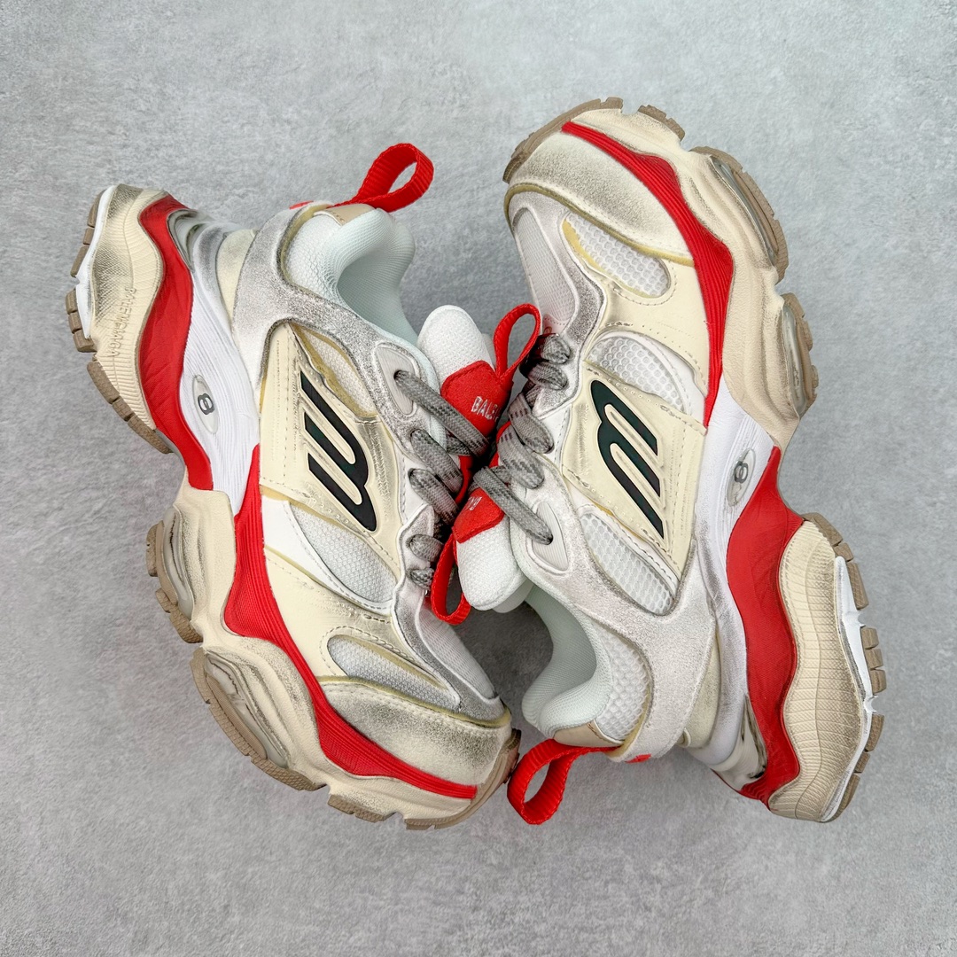 图片[3]-＃纯原 Balenciaga CARGO Sneaker 巴黎世家十一代圆头系带舒适百搭低帮生活休闲鞋老爹鞋 全套原纸板楦头开发 最原汁原味的灵魂版型 全鞋荧光划线卡点 胶水把控整洁度追求极致完美 每一双都是工艺品 多重QC质检 超越公司货的品控标准 实实在在的免检产品 原盒原配 正确字体电绣 粗细、位置、大小正确 侧边TPU 透气孔匹配意产原版 正确分离大底 TPU软底 原版一致大底LOGO 立体感十足 原厂皮料水洗做旧 采购原厂网纱 这款超细纤维和网布工装运动鞋 来自 Balenciaga 2024年夏季系列 其前卫的设计、夸张的体积和反光细节赋予其特别的轮廓 在 2024 夏季系列的秀场上 我们看到了睽违已久的新款运动鞋 Cargo Sneaker 看鞋名便可猜想 延续 3XL 经典设计 这似乎是一双天生为阔腿 Cargo 而生的鞋款 并且它比起 3XL 本就极度夸张的造型更加夸张 拥有更大的鞋底面积以及更为上翘的鞋头 堪称「5XL」外观设计上除了「比大更大」做旧的厚网布鞋面 还有一种经典 Track 鞋款融合 New Balance 9060 中底之即视感 标志性 Sporty B Logo 置于鞋面中间 再加上明显提高的中底厚度 你也不用害怕与3XL难以分辨 尺码：35/46-选品中心