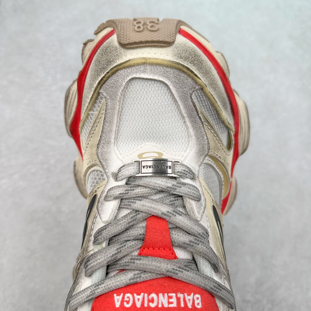 图片[4]-＃纯原 Balenciaga CARGO Sneaker 巴黎世家十一代圆头系带舒适百搭低帮生活休闲鞋老爹鞋 全套原纸板楦头开发 最原汁原味的灵魂版型 全鞋荧光划线卡点 胶水把控整洁度追求极致完美 每一双都是工艺品 多重QC质检 超越公司货的品控标准 实实在在的免检产品 原盒原配 正确字体电绣 粗细、位置、大小正确 侧边TPU 透气孔匹配意产原版 正确分离大底 TPU软底 原版一致大底LOGO 立体感十足 原厂皮料水洗做旧 采购原厂网纱 这款超细纤维和网布工装运动鞋 来自 Balenciaga 2024年夏季系列 其前卫的设计、夸张的体积和反光细节赋予其特别的轮廓 在 2024 夏季系列的秀场上 我们看到了睽违已久的新款运动鞋 Cargo Sneaker 看鞋名便可猜想 延续 3XL 经典设计 这似乎是一双天生为阔腿 Cargo 而生的鞋款 并且它比起 3XL 本就极度夸张的造型更加夸张 拥有更大的鞋底面积以及更为上翘的鞋头 堪称「5XL」外观设计上除了「比大更大」做旧的厚网布鞋面 还有一种经典 Track 鞋款融合 New Balance 9060 中底之即视感 标志性 Sporty B Logo 置于鞋面中间 再加上明显提高的中底厚度 你也不用害怕与3XL难以分辨 尺码：35/46-选品中心