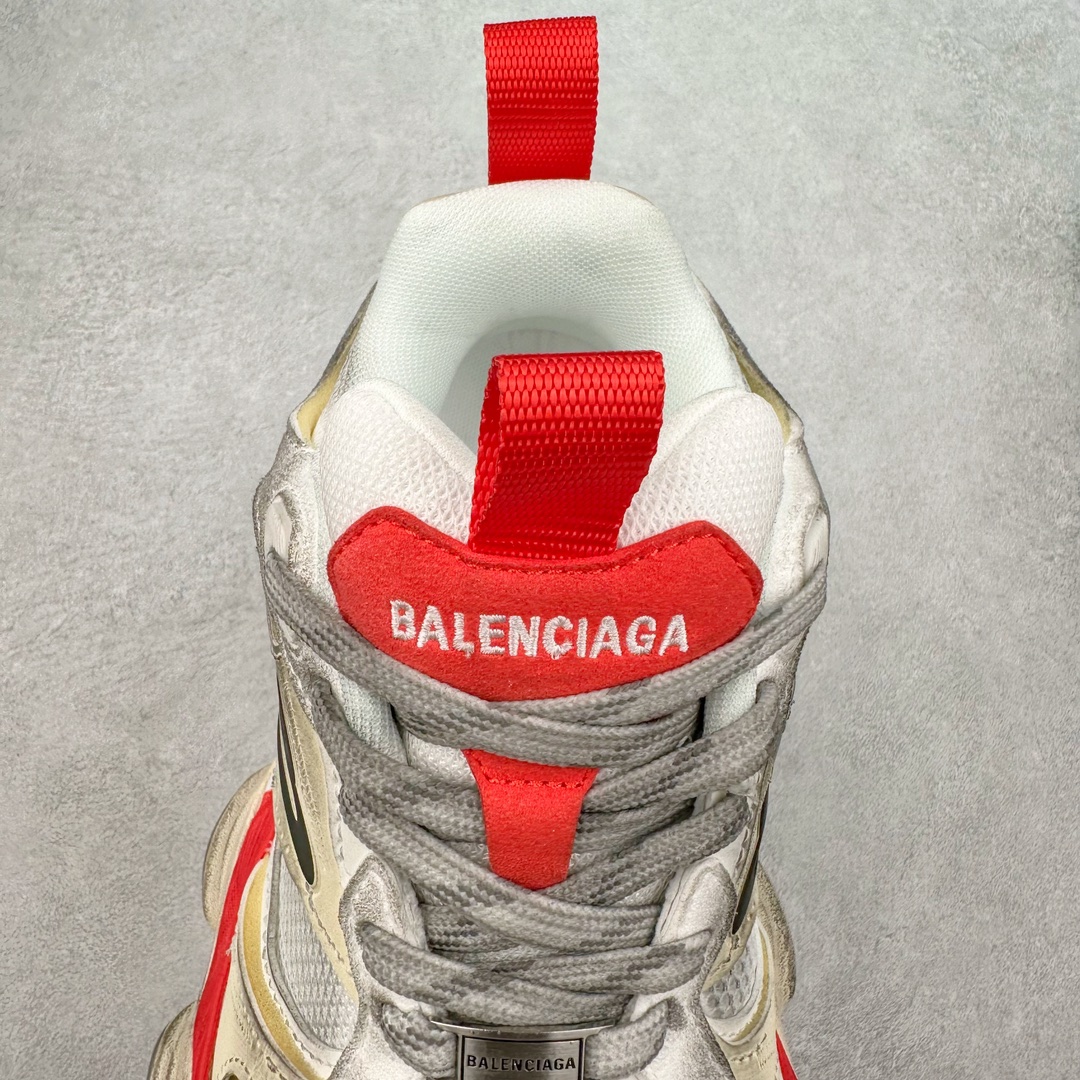 图片[5]-＃纯原 Balenciaga CARGO Sneaker 巴黎世家十一代圆头系带舒适百搭低帮生活休闲鞋老爹鞋 全套原纸板楦头开发 最原汁原味的灵魂版型 全鞋荧光划线卡点 胶水把控整洁度追求极致完美 每一双都是工艺品 多重QC质检 超越公司货的品控标准 实实在在的免检产品 原盒原配 正确字体电绣 粗细、位置、大小正确 侧边TPU 透气孔匹配意产原版 正确分离大底 TPU软底 原版一致大底LOGO 立体感十足 原厂皮料水洗做旧 采购原厂网纱 这款超细纤维和网布工装运动鞋 来自 Balenciaga 2024年夏季系列 其前卫的设计、夸张的体积和反光细节赋予其特别的轮廓 在 2024 夏季系列的秀场上 我们看到了睽违已久的新款运动鞋 Cargo Sneaker 看鞋名便可猜想 延续 3XL 经典设计 这似乎是一双天生为阔腿 Cargo 而生的鞋款 并且它比起 3XL 本就极度夸张的造型更加夸张 拥有更大的鞋底面积以及更为上翘的鞋头 堪称「5XL」外观设计上除了「比大更大」做旧的厚网布鞋面 还有一种经典 Track 鞋款融合 New Balance 9060 中底之即视感 标志性 Sporty B Logo 置于鞋面中间 再加上明显提高的中底厚度 你也不用害怕与3XL难以分辨 尺码：35/46-选品中心