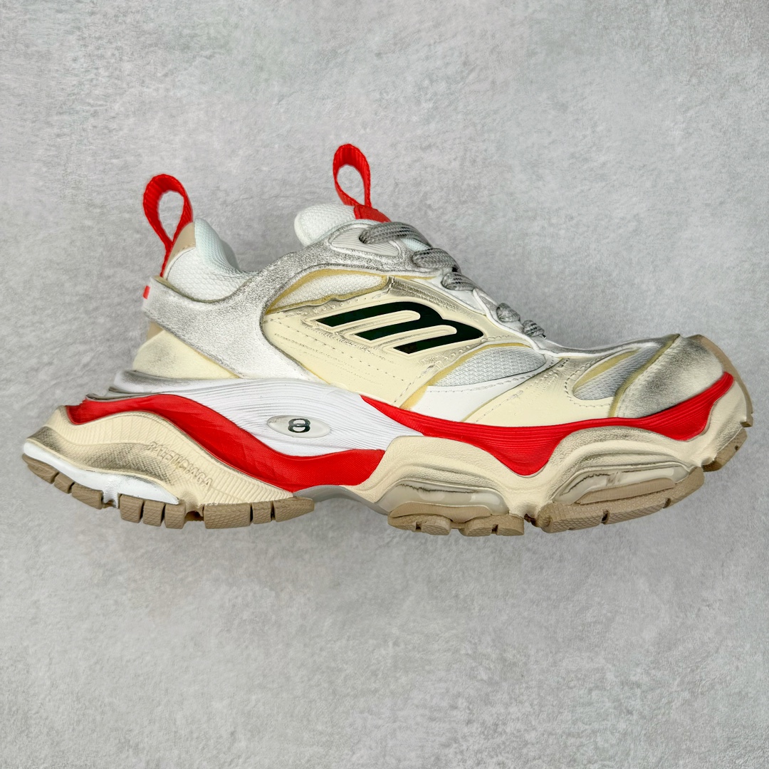 ＃纯原 Balenciaga CARGO Sneaker 巴黎世家十一代圆头系带舒适百搭低帮生活休闲鞋老爹鞋 全套原纸板楦头开发 最原汁原味的灵魂版型 全鞋荧光划线卡点 胶水把控整洁度追求极致完美 每一双都是工艺品 多重QC质检 超越公司货的品控标准 实实在在的免检产品 原盒原配 正确字体电绣 粗细、位置、大小正确 侧边TPU 透气孔匹配意产原版 正确分离大底 TPU软底 原版一致大底LOGO 立体感十足 原厂皮料水洗做旧 采购原厂网纱 这款超细纤维和网布工装运动鞋 来自 Balenciaga 2024年夏季系列 其前卫的设计、夸张的体积和反光细节赋予其特别的轮廓 在 2024 夏季系列的秀场上 我们看到了睽违已久的新款运动鞋 Cargo Sneaker 看鞋名便可猜想 延续 3XL 经典设计 这似乎是一双天生为阔腿 Cargo 而生的鞋款 并且它比起 3XL 本就极度夸张的造型更加夸张 拥有更大的鞋底面积以及更为上翘的鞋头 堪称「5XL」外观设计上除了「比大更大」做旧的厚网布鞋面 还有一种经典 Track 鞋款融合 New Balance 9060 中底之即视感 标志性 Sporty B Logo 置于鞋面中间 再加上明显提高的中底厚度 你也不用害怕与3XL难以分辨 尺码：35/46-选品中心