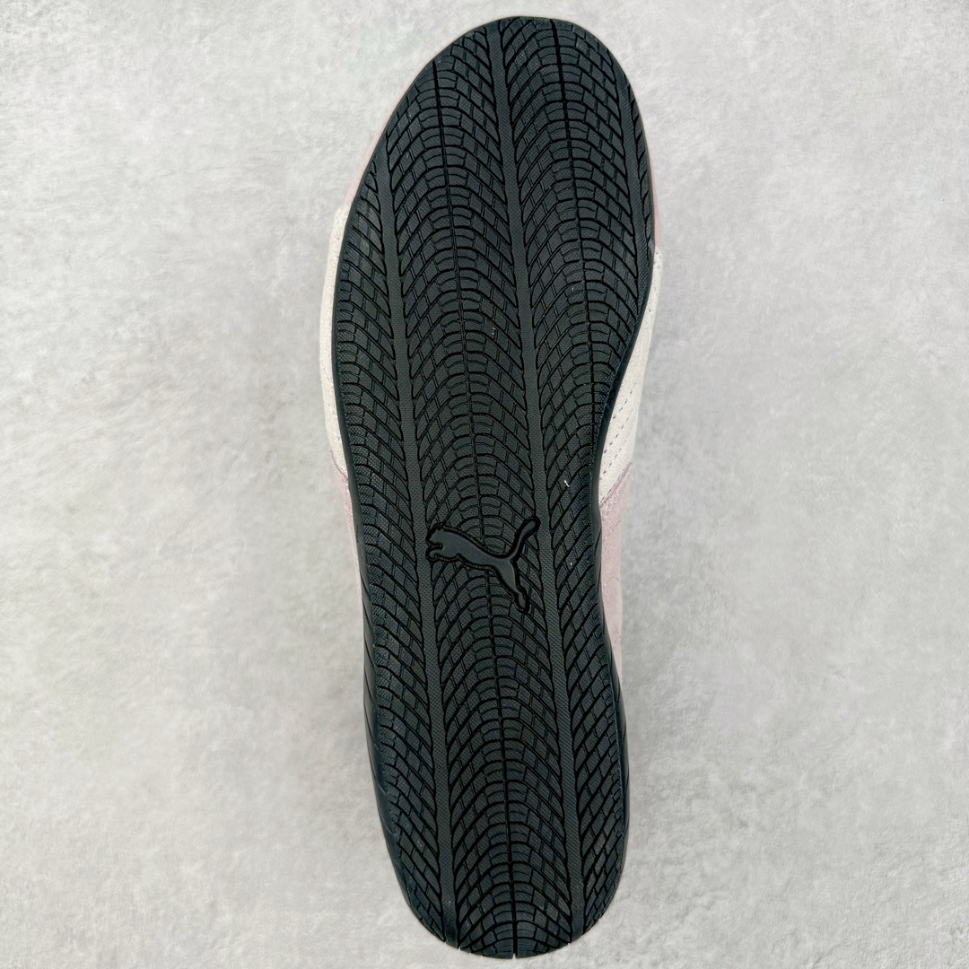 图片[9]-＃绿X/GX PUMA Speedca OG 彪马极速赛车系列低帮德训风拼接复古百搭休闲运动赛车鞋 鞋款从80、90年代赛车手所穿的防火赛车鞋为原型，鞋身线条模仿了赛车的流线廓形，体现了空气动力学原理的结构。简约流畅的外观，恰好又和贯穿其中的Formstrip Logo融合恰到好处，视觉上细节丰富且协调。本次Speedcat OG鞋款归来，最大看点自然式保留了窄版鞋型以及薄底构造。这两年各品牌鞋底越做越厚，Speedcat反其道而行之，上脚几乎无鞋底的效果带来耳目一新的视觉体验。鞋面依旧是以质感细腻的麂皮材质打造，并且大面积近乎全包裹的使用，复古味道也愈发浓烈。配色上更是将最原始的黑色和红色带回，向F1赛车队的标志性队服致敬。相信让各位一眼种草的更多是出挑的大红色，上脚即可瞬间点亮整体造型，在以球鞋为核心的OOTD中脱颖而出。而另一款黑色则是低调的万金油，彰显新潮个性的同时又不喧宾夺主，也是热爱简约系穿搭朋友的首选。 尺码：35.5 36 37 37.5 38 38.5 39 40 40.5 41 42 42.5 43 44 44.5 45-选品中心