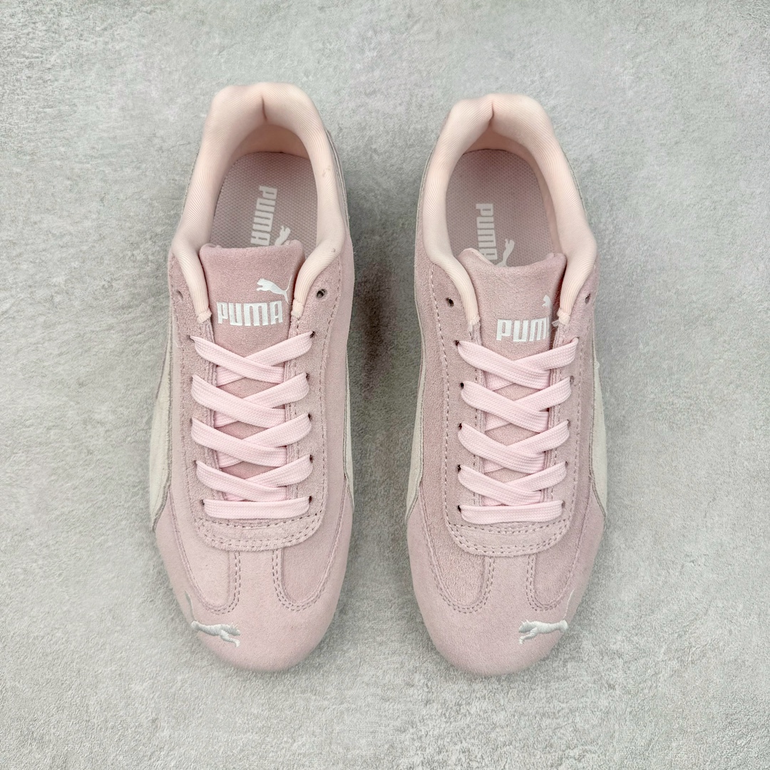 图片[2]-＃绿X/GX PUMA Speedca OG 彪马极速赛车系列低帮德训风拼接复古百搭休闲运动赛车鞋 鞋款从80、90年代赛车手所穿的防火赛车鞋为原型，鞋身线条模仿了赛车的流线廓形，体现了空气动力学原理的结构。简约流畅的外观，恰好又和贯穿其中的Formstrip Logo融合恰到好处，视觉上细节丰富且协调。本次Speedcat OG鞋款归来，最大看点自然式保留了窄版鞋型以及薄底构造。这两年各品牌鞋底越做越厚，Speedcat反其道而行之，上脚几乎无鞋底的效果带来耳目一新的视觉体验。鞋面依旧是以质感细腻的麂皮材质打造，并且大面积近乎全包裹的使用，复古味道也愈发浓烈。配色上更是将最原始的黑色和红色带回，向F1赛车队的标志性队服致敬。相信让各位一眼种草的更多是出挑的大红色，上脚即可瞬间点亮整体造型，在以球鞋为核心的OOTD中脱颖而出。而另一款黑色则是低调的万金油，彰显新潮个性的同时又不喧宾夺主，也是热爱简约系穿搭朋友的首选。 尺码：35.5 36 37 37.5 38 38.5 39 40 40.5 41 42 42.5 43 44 44.5 45-选品中心