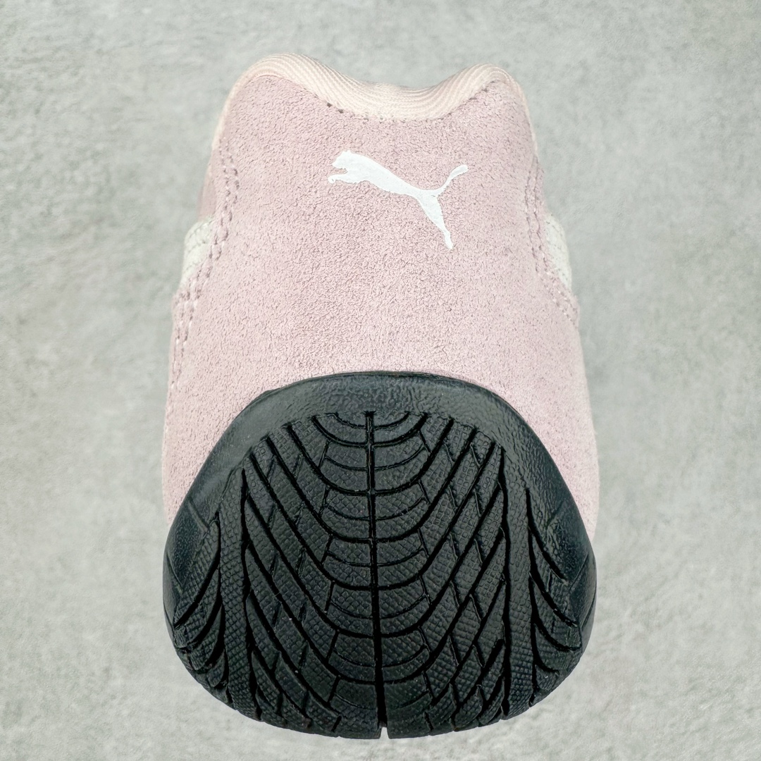 图片[8]-＃绿X/GX PUMA Speedca OG 彪马极速赛车系列低帮德训风拼接复古百搭休闲运动赛车鞋 鞋款从80、90年代赛车手所穿的防火赛车鞋为原型，鞋身线条模仿了赛车的流线廓形，体现了空气动力学原理的结构。简约流畅的外观，恰好又和贯穿其中的Formstrip Logo融合恰到好处，视觉上细节丰富且协调。本次Speedcat OG鞋款归来，最大看点自然式保留了窄版鞋型以及薄底构造。这两年各品牌鞋底越做越厚，Speedcat反其道而行之，上脚几乎无鞋底的效果带来耳目一新的视觉体验。鞋面依旧是以质感细腻的麂皮材质打造，并且大面积近乎全包裹的使用，复古味道也愈发浓烈。配色上更是将最原始的黑色和红色带回，向F1赛车队的标志性队服致敬。相信让各位一眼种草的更多是出挑的大红色，上脚即可瞬间点亮整体造型，在以球鞋为核心的OOTD中脱颖而出。而另一款黑色则是低调的万金油，彰显新潮个性的同时又不喧宾夺主，也是热爱简约系穿搭朋友的首选。 尺码：35.5 36 37 37.5 38 38.5 39 40 40.5 41 42 42.5 43 44 44.5 45-选品中心