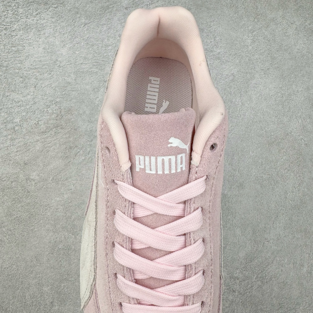 图片[5]-＃绿X/GX PUMA Speedca OG 彪马极速赛车系列低帮德训风拼接复古百搭休闲运动赛车鞋 鞋款从80、90年代赛车手所穿的防火赛车鞋为原型，鞋身线条模仿了赛车的流线廓形，体现了空气动力学原理的结构。简约流畅的外观，恰好又和贯穿其中的Formstrip Logo融合恰到好处，视觉上细节丰富且协调。本次Speedcat OG鞋款归来，最大看点自然式保留了窄版鞋型以及薄底构造。这两年各品牌鞋底越做越厚，Speedcat反其道而行之，上脚几乎无鞋底的效果带来耳目一新的视觉体验。鞋面依旧是以质感细腻的麂皮材质打造，并且大面积近乎全包裹的使用，复古味道也愈发浓烈。配色上更是将最原始的黑色和红色带回，向F1赛车队的标志性队服致敬。相信让各位一眼种草的更多是出挑的大红色，上脚即可瞬间点亮整体造型，在以球鞋为核心的OOTD中脱颖而出。而另一款黑色则是低调的万金油，彰显新潮个性的同时又不喧宾夺主，也是热爱简约系穿搭朋友的首选。 尺码：35.5 36 37 37.5 38 38.5 39 40 40.5 41 42 42.5 43 44 44.5 45-选品中心
