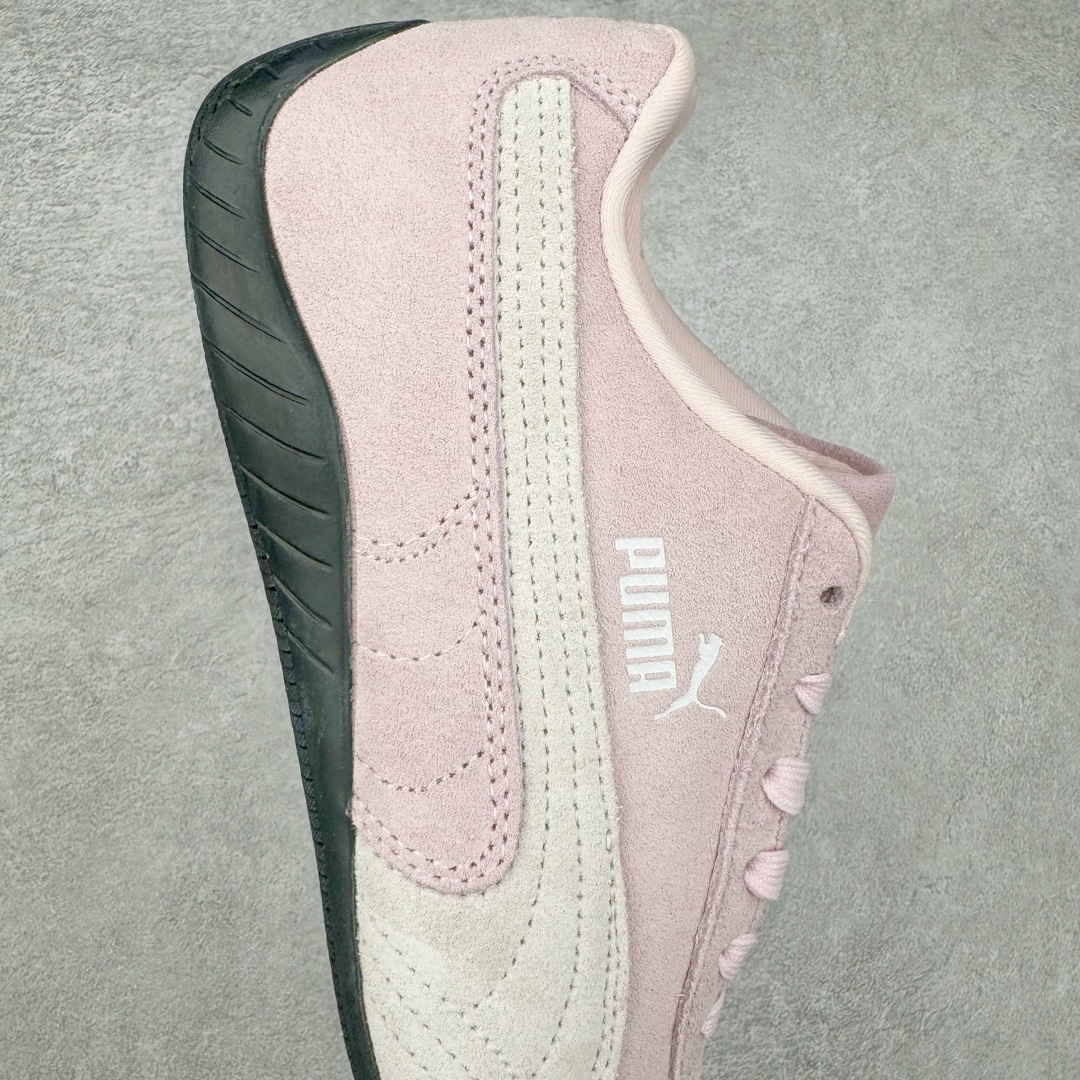 图片[6]-＃绿X/GX PUMA Speedca OG 彪马极速赛车系列低帮德训风拼接复古百搭休闲运动赛车鞋 鞋款从80、90年代赛车手所穿的防火赛车鞋为原型，鞋身线条模仿了赛车的流线廓形，体现了空气动力学原理的结构。简约流畅的外观，恰好又和贯穿其中的Formstrip Logo融合恰到好处，视觉上细节丰富且协调。本次Speedcat OG鞋款归来，最大看点自然式保留了窄版鞋型以及薄底构造。这两年各品牌鞋底越做越厚，Speedcat反其道而行之，上脚几乎无鞋底的效果带来耳目一新的视觉体验。鞋面依旧是以质感细腻的麂皮材质打造，并且大面积近乎全包裹的使用，复古味道也愈发浓烈。配色上更是将最原始的黑色和红色带回，向F1赛车队的标志性队服致敬。相信让各位一眼种草的更多是出挑的大红色，上脚即可瞬间点亮整体造型，在以球鞋为核心的OOTD中脱颖而出。而另一款黑色则是低调的万金油，彰显新潮个性的同时又不喧宾夺主，也是热爱简约系穿搭朋友的首选。 尺码：35.5 36 37 37.5 38 38.5 39 40 40.5 41 42 42.5 43 44 44.5 45-选品中心