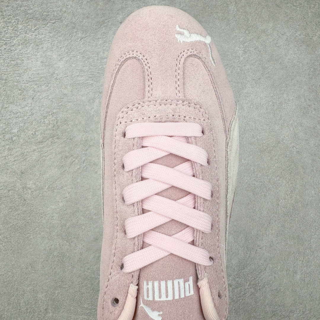 图片[4]-＃绿X/GX PUMA Speedca OG 彪马极速赛车系列低帮德训风拼接复古百搭休闲运动赛车鞋 鞋款从80、90年代赛车手所穿的防火赛车鞋为原型，鞋身线条模仿了赛车的流线廓形，体现了空气动力学原理的结构。简约流畅的外观，恰好又和贯穿其中的Formstrip Logo融合恰到好处，视觉上细节丰富且协调。本次Speedcat OG鞋款归来，最大看点自然式保留了窄版鞋型以及薄底构造。这两年各品牌鞋底越做越厚，Speedcat反其道而行之，上脚几乎无鞋底的效果带来耳目一新的视觉体验。鞋面依旧是以质感细腻的麂皮材质打造，并且大面积近乎全包裹的使用，复古味道也愈发浓烈。配色上更是将最原始的黑色和红色带回，向F1赛车队的标志性队服致敬。相信让各位一眼种草的更多是出挑的大红色，上脚即可瞬间点亮整体造型，在以球鞋为核心的OOTD中脱颖而出。而另一款黑色则是低调的万金油，彰显新潮个性的同时又不喧宾夺主，也是热爱简约系穿搭朋友的首选。 尺码：35.5 36 37 37.5 38 38.5 39 40 40.5 41 42 42.5 43 44 44.5 45-选品中心