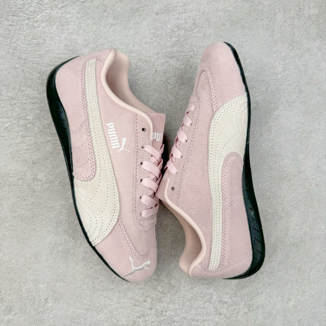 图片[3]-＃绿X/GX PUMA Speedca OG 彪马极速赛车系列低帮德训风拼接复古百搭休闲运动赛车鞋 鞋款从80、90年代赛车手所穿的防火赛车鞋为原型，鞋身线条模仿了赛车的流线廓形，体现了空气动力学原理的结构。简约流畅的外观，恰好又和贯穿其中的Formstrip Logo融合恰到好处，视觉上细节丰富且协调。本次Speedcat OG鞋款归来，最大看点自然式保留了窄版鞋型以及薄底构造。这两年各品牌鞋底越做越厚，Speedcat反其道而行之，上脚几乎无鞋底的效果带来耳目一新的视觉体验。鞋面依旧是以质感细腻的麂皮材质打造，并且大面积近乎全包裹的使用，复古味道也愈发浓烈。配色上更是将最原始的黑色和红色带回，向F1赛车队的标志性队服致敬。相信让各位一眼种草的更多是出挑的大红色，上脚即可瞬间点亮整体造型，在以球鞋为核心的OOTD中脱颖而出。而另一款黑色则是低调的万金油，彰显新潮个性的同时又不喧宾夺主，也是热爱简约系穿搭朋友的首选。 尺码：35.5 36 37 37.5 38 38.5 39 40 40.5 41 42 42.5 43 44 44.5 45-选品中心