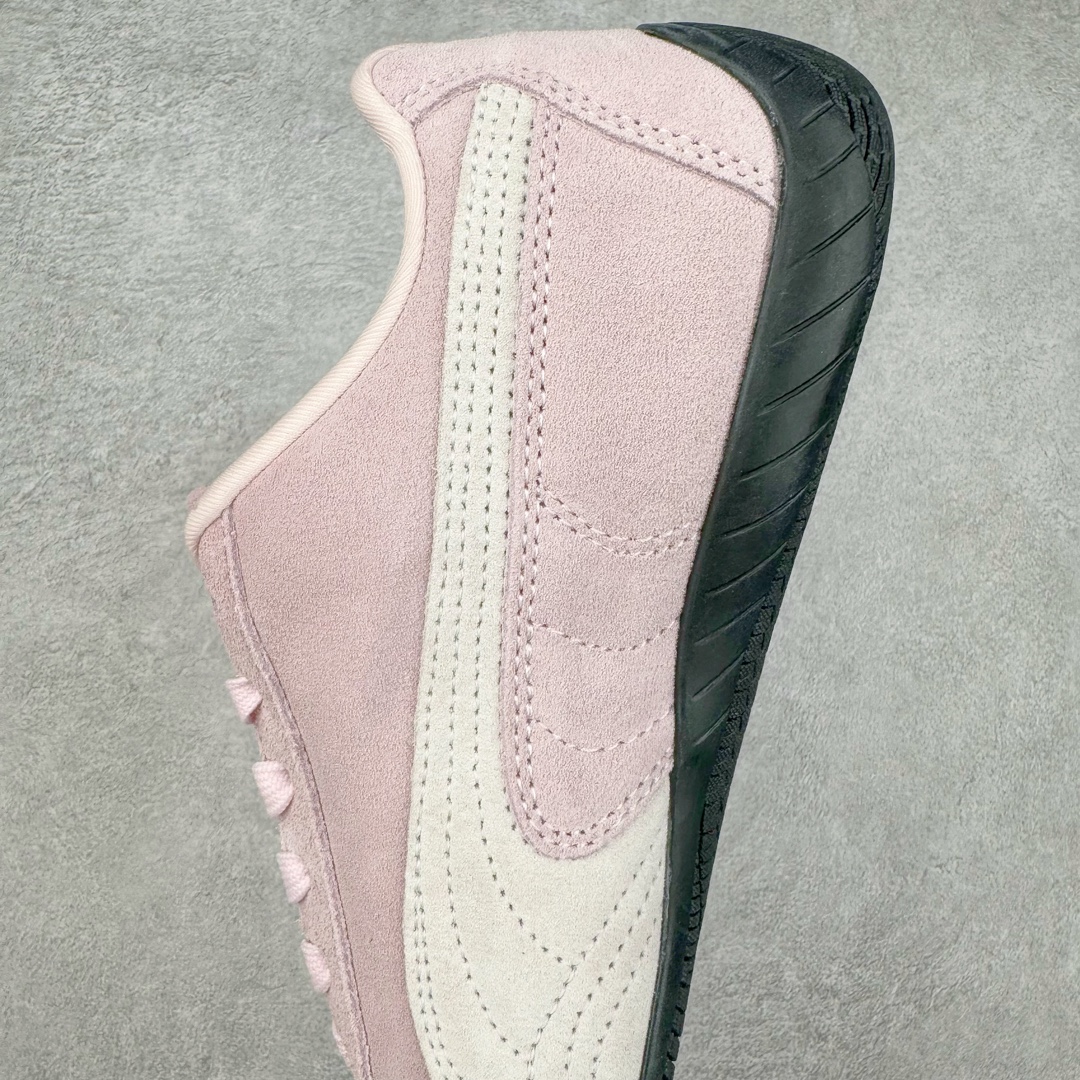 图片[7]-＃绿X/GX PUMA Speedca OG 彪马极速赛车系列低帮德训风拼接复古百搭休闲运动赛车鞋 鞋款从80、90年代赛车手所穿的防火赛车鞋为原型，鞋身线条模仿了赛车的流线廓形，体现了空气动力学原理的结构。简约流畅的外观，恰好又和贯穿其中的Formstrip Logo融合恰到好处，视觉上细节丰富且协调。本次Speedcat OG鞋款归来，最大看点自然式保留了窄版鞋型以及薄底构造。这两年各品牌鞋底越做越厚，Speedcat反其道而行之，上脚几乎无鞋底的效果带来耳目一新的视觉体验。鞋面依旧是以质感细腻的麂皮材质打造，并且大面积近乎全包裹的使用，复古味道也愈发浓烈。配色上更是将最原始的黑色和红色带回，向F1赛车队的标志性队服致敬。相信让各位一眼种草的更多是出挑的大红色，上脚即可瞬间点亮整体造型，在以球鞋为核心的OOTD中脱颖而出。而另一款黑色则是低调的万金油，彰显新潮个性的同时又不喧宾夺主，也是热爱简约系穿搭朋友的首选。 尺码：35.5 36 37 37.5 38 38.5 39 40 40.5 41 42 42.5 43 44 44.5 45-选品中心