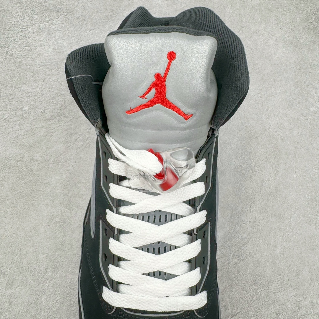 图片[5]-＃OG纯原 Air Jordan AJ5 “Black Metallic Reimagined” 黑银 HF3975-001 采用光滑的黑色磨砂革鞋面，保留了永恒的魅力，又融入了现代元素。整个鞋款将采用 3M 滚边设计，搭配白色鞋带，这一搭配灵感源自 MJ 昔日的球员专属鞋款。 鲜艳的火红色突出了鞋舌上的飞人图案和倒置在鞋舌内侧的 “ Air Jordan ” 字样，仅展现了品牌对细节的极致追求。鞋跟标签上的 “ Nike Air ” 标志采用白色，而金属银则点缀着 3M 反光鞋舌和鲨鱼齿，增添了未来感与科技感。 半透明网眼和鞋跟可见的 Air 气垫等经典功能保持不变，为穿着者带来舒适体验。中底则融入黑色斑点，为鞋身增添了一抹神秘与深邃。 尺码：40 40.5 41 42 42.5 43 44 44.5 45 46 47.5 48.5-选品中心