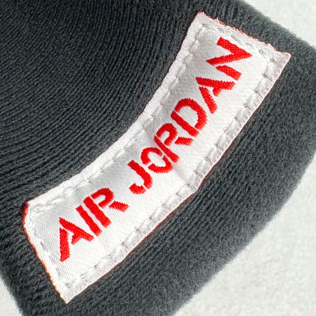 图片[20]-＃OG纯原 Air Jordan AJ5 “Black Metallic Reimagined” 黑银 HF3975-001 采用光滑的黑色磨砂革鞋面，保留了永恒的魅力，又融入了现代元素。整个鞋款将采用 3M 滚边设计，搭配白色鞋带，这一搭配灵感源自 MJ 昔日的球员专属鞋款。 鲜艳的火红色突出了鞋舌上的飞人图案和倒置在鞋舌内侧的 “ Air Jordan ” 字样，仅展现了品牌对细节的极致追求。鞋跟标签上的 “ Nike Air ” 标志采用白色，而金属银则点缀着 3M 反光鞋舌和鲨鱼齿，增添了未来感与科技感。 半透明网眼和鞋跟可见的 Air 气垫等经典功能保持不变，为穿着者带来舒适体验。中底则融入黑色斑点，为鞋身增添了一抹神秘与深邃。 尺码：40 40.5 41 42 42.5 43 44 44.5 45 46 47.5 48.5-选品中心