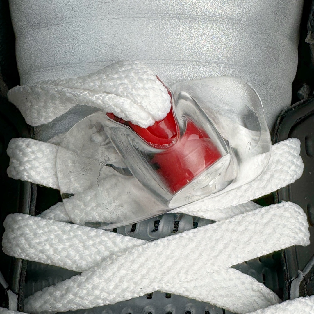 图片[18]-＃OG纯原 Air Jordan AJ5 “Black Metallic Reimagined” 黑银 HF3975-001 采用光滑的黑色磨砂革鞋面，保留了永恒的魅力，又融入了现代元素。整个鞋款将采用 3M 滚边设计，搭配白色鞋带，这一搭配灵感源自 MJ 昔日的球员专属鞋款。 鲜艳的火红色突出了鞋舌上的飞人图案和倒置在鞋舌内侧的 “ Air Jordan ” 字样，仅展现了品牌对细节的极致追求。鞋跟标签上的 “ Nike Air ” 标志采用白色，而金属银则点缀着 3M 反光鞋舌和鲨鱼齿，增添了未来感与科技感。 半透明网眼和鞋跟可见的 Air 气垫等经典功能保持不变，为穿着者带来舒适体验。中底则融入黑色斑点，为鞋身增添了一抹神秘与深邃。 尺码：40 40.5 41 42 42.5 43 44 44.5 45 46 47.5 48.5-选品中心