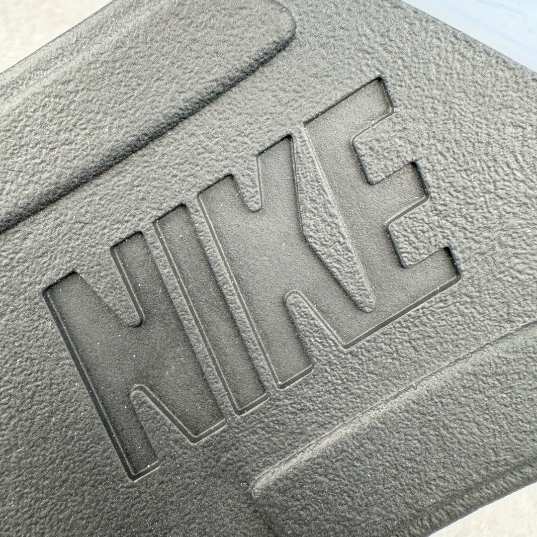 图片[13]-＃OG纯原 Air Jordan AJ5 “Black Metallic Reimagined” 黑银 HF3975-001 采用光滑的黑色磨砂革鞋面，保留了永恒的魅力，又融入了现代元素。整个鞋款将采用 3M 滚边设计，搭配白色鞋带，这一搭配灵感源自 MJ 昔日的球员专属鞋款。 鲜艳的火红色突出了鞋舌上的飞人图案和倒置在鞋舌内侧的 “ Air Jordan ” 字样，仅展现了品牌对细节的极致追求。鞋跟标签上的 “ Nike Air ” 标志采用白色，而金属银则点缀着 3M 反光鞋舌和鲨鱼齿，增添了未来感与科技感。 半透明网眼和鞋跟可见的 Air 气垫等经典功能保持不变，为穿着者带来舒适体验。中底则融入黑色斑点，为鞋身增添了一抹神秘与深邃。 尺码：40 40.5 41 42 42.5 43 44 44.5 45 46 47.5 48.5-选品中心