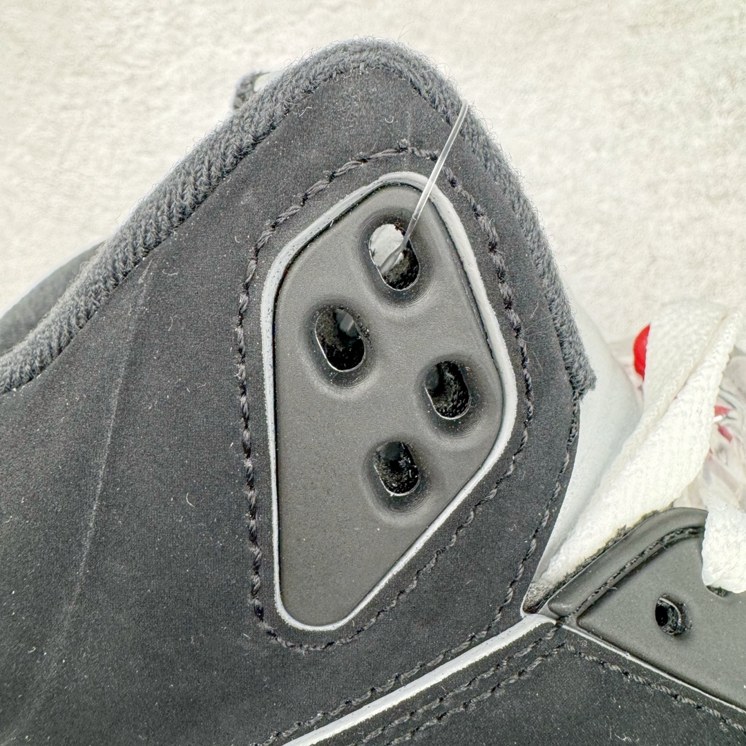 图片[16]-＃OG纯原 Air Jordan AJ5 “Black Metallic Reimagined” 黑银 HF3975-001 采用光滑的黑色磨砂革鞋面，保留了永恒的魅力，又融入了现代元素。整个鞋款将采用 3M 滚边设计，搭配白色鞋带，这一搭配灵感源自 MJ 昔日的球员专属鞋款。 鲜艳的火红色突出了鞋舌上的飞人图案和倒置在鞋舌内侧的 “ Air Jordan ” 字样，仅展现了品牌对细节的极致追求。鞋跟标签上的 “ Nike Air ” 标志采用白色，而金属银则点缀着 3M 反光鞋舌和鲨鱼齿，增添了未来感与科技感。 半透明网眼和鞋跟可见的 Air 气垫等经典功能保持不变，为穿着者带来舒适体验。中底则融入黑色斑点，为鞋身增添了一抹神秘与深邃。 尺码：40 40.5 41 42 42.5 43 44 44.5 45 46 47.5 48.5-选品中心