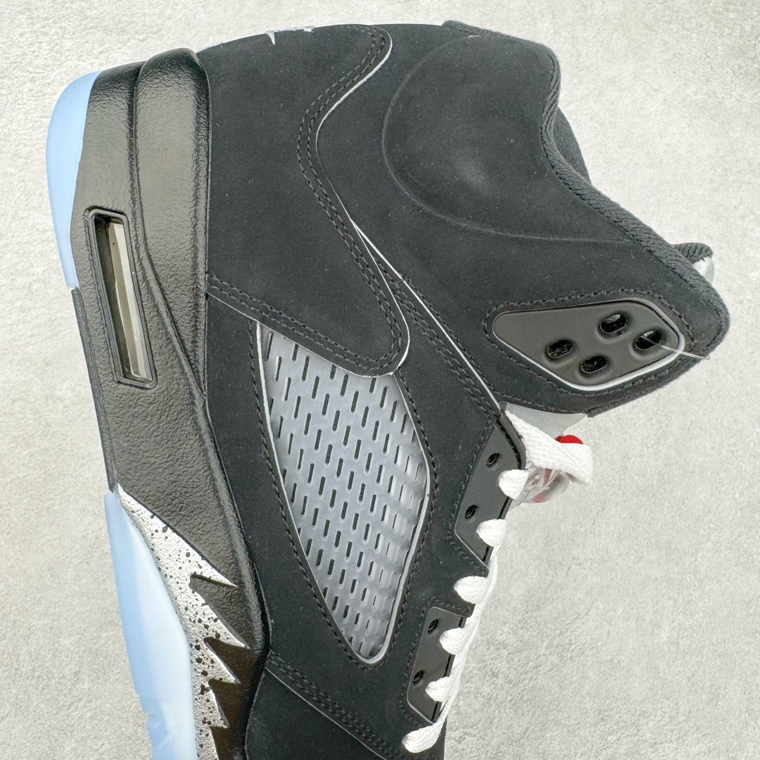 图片[6]-＃OG纯原 Air Jordan AJ5 “Black Metallic Reimagined” 黑银 HF3975-001 采用光滑的黑色磨砂革鞋面，保留了永恒的魅力，又融入了现代元素。整个鞋款将采用 3M 滚边设计，搭配白色鞋带，这一搭配灵感源自 MJ 昔日的球员专属鞋款。 鲜艳的火红色突出了鞋舌上的飞人图案和倒置在鞋舌内侧的 “ Air Jordan ” 字样，仅展现了品牌对细节的极致追求。鞋跟标签上的 “ Nike Air ” 标志采用白色，而金属银则点缀着 3M 反光鞋舌和鲨鱼齿，增添了未来感与科技感。 半透明网眼和鞋跟可见的 Air 气垫等经典功能保持不变，为穿着者带来舒适体验。中底则融入黑色斑点，为鞋身增添了一抹神秘与深邃。 尺码：40 40.5 41 42 42.5 43 44 44.5 45 46 47.5 48.5-选品中心