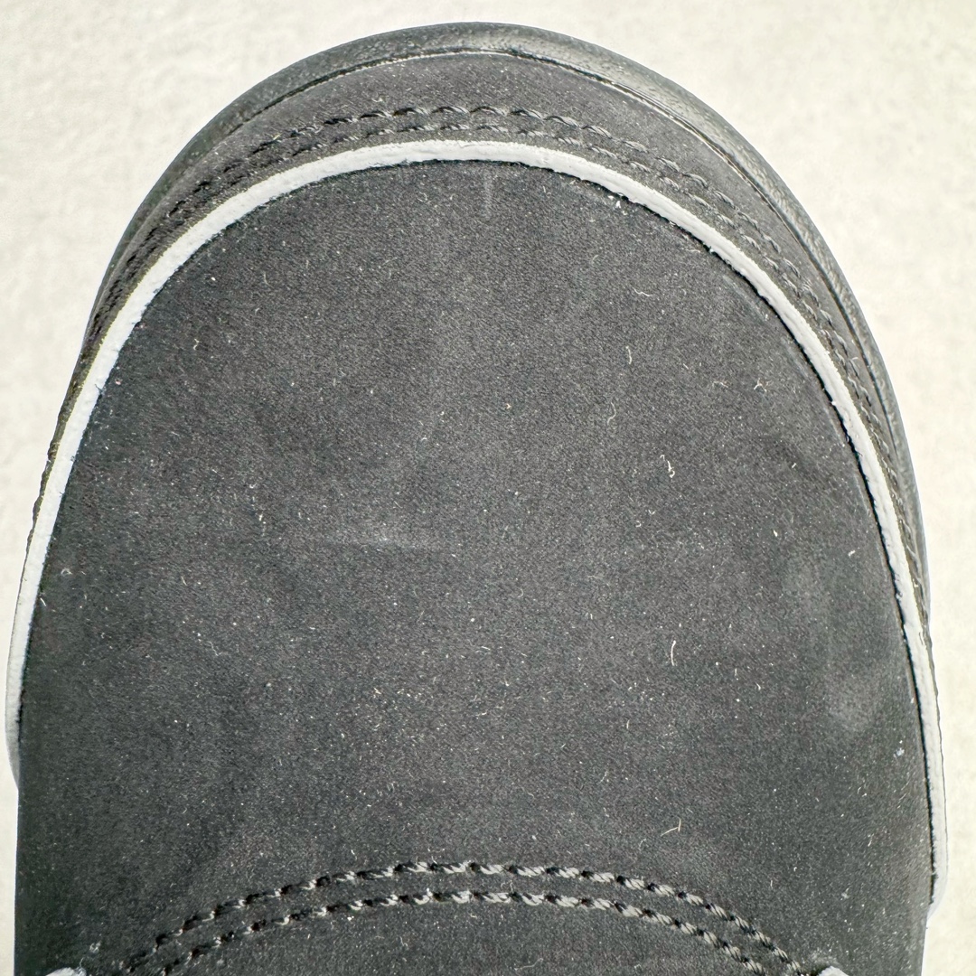 图片[14]-＃OG纯原 Air Jordan AJ5 “Black Metallic Reimagined” 黑银 HF3975-001 采用光滑的黑色磨砂革鞋面，保留了永恒的魅力，又融入了现代元素。整个鞋款将采用 3M 滚边设计，搭配白色鞋带，这一搭配灵感源自 MJ 昔日的球员专属鞋款。 鲜艳的火红色突出了鞋舌上的飞人图案和倒置在鞋舌内侧的 “ Air Jordan ” 字样，仅展现了品牌对细节的极致追求。鞋跟标签上的 “ Nike Air ” 标志采用白色，而金属银则点缀着 3M 反光鞋舌和鲨鱼齿，增添了未来感与科技感。 半透明网眼和鞋跟可见的 Air 气垫等经典功能保持不变，为穿着者带来舒适体验。中底则融入黑色斑点，为鞋身增添了一抹神秘与深邃。 尺码：40 40.5 41 42 42.5 43 44 44.5 45 46 47.5 48.5-选品中心