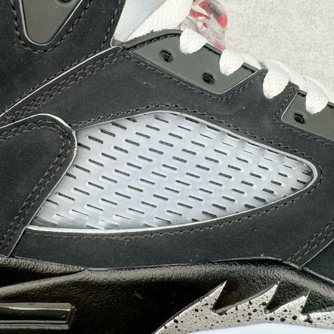 图片[17]-＃OG纯原 Air Jordan AJ5 “Black Metallic Reimagined” 黑银 HF3975-001 采用光滑的黑色磨砂革鞋面，保留了永恒的魅力，又融入了现代元素。整个鞋款将采用 3M 滚边设计，搭配白色鞋带，这一搭配灵感源自 MJ 昔日的球员专属鞋款。 鲜艳的火红色突出了鞋舌上的飞人图案和倒置在鞋舌内侧的 “ Air Jordan ” 字样，仅展现了品牌对细节的极致追求。鞋跟标签上的 “ Nike Air ” 标志采用白色，而金属银则点缀着 3M 反光鞋舌和鲨鱼齿，增添了未来感与科技感。 半透明网眼和鞋跟可见的 Air 气垫等经典功能保持不变，为穿着者带来舒适体验。中底则融入黑色斑点，为鞋身增添了一抹神秘与深邃。 尺码：40 40.5 41 42 42.5 43 44 44.5 45 46 47.5 48.5-选品中心