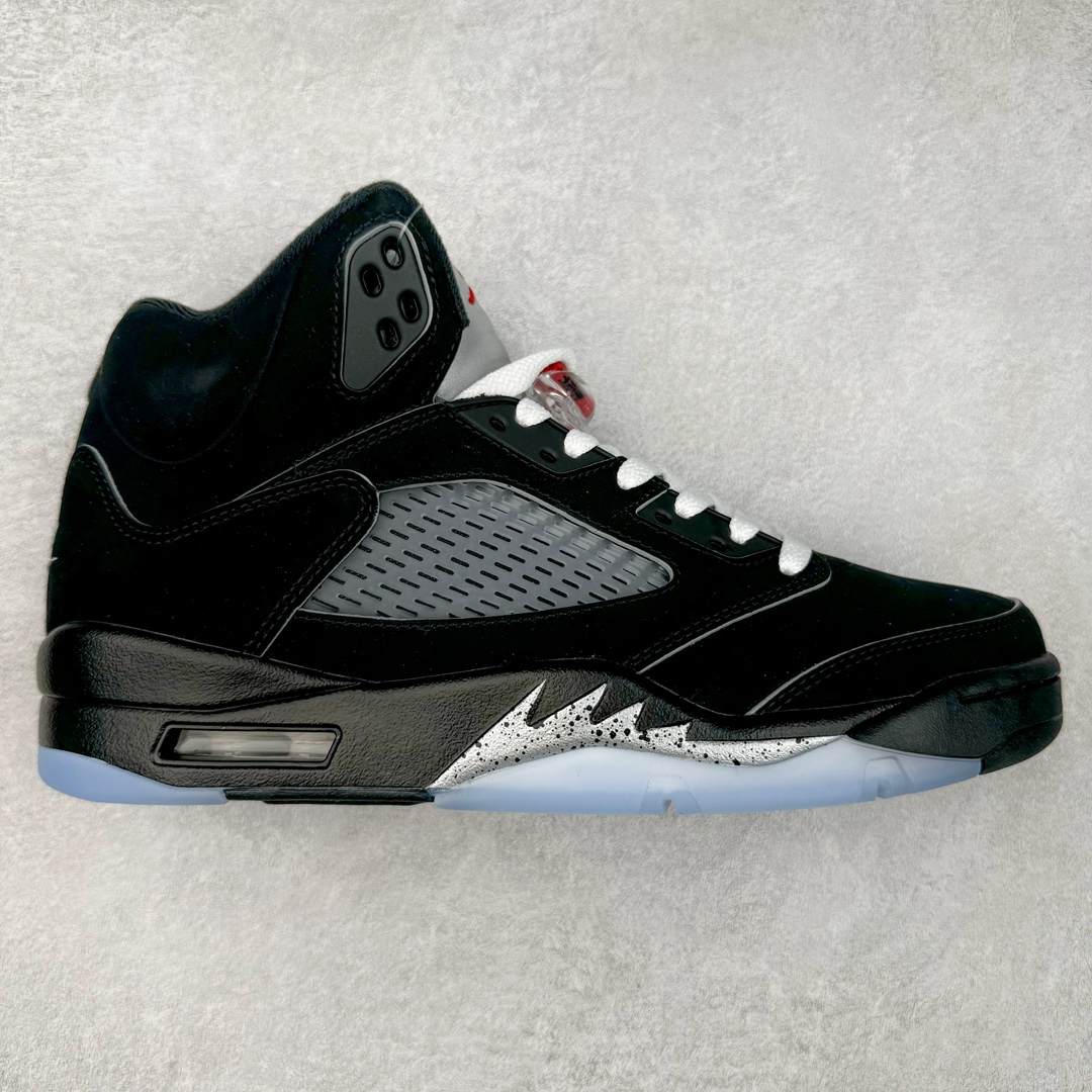 ＃OG纯原 Air Jordan AJ5 “Black Metallic Reimagined” 黑银 HF3975-001 采用光滑的黑色磨砂革鞋面，保留了永恒的魅力，又融入了现代元素。整个鞋款将采用 3M 滚边设计，搭配白色鞋带，这一搭配灵感源自 MJ 昔日的球员专属鞋款。 鲜艳的火红色突出了鞋舌上的飞人图案和倒置在鞋舌内侧的 “ Air Jordan ” 字样，仅展现了品牌对细节的极致追求。鞋跟标签上的 “ Nike Air ” 标志采用白色，而金属银则点缀着 3M 反光鞋舌和鲨鱼齿，增添了未来感与科技感。 半透明网眼和鞋跟可见的 Air 气垫等经典功能保持不变，为穿着者带来舒适体验。中底则融入黑色斑点，为鞋身增添了一抹神秘与深邃。 尺码：40 40.5 41 42 42.5 43 44 44.5 45 46 47.5 48.5-选品中心