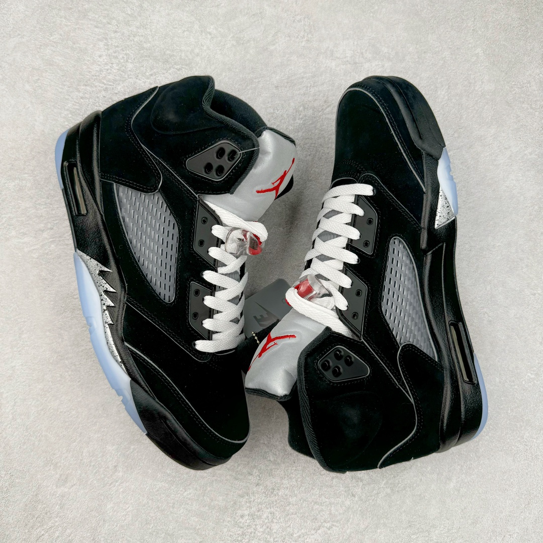 图片[3]-＃OG纯原 Air Jordan AJ5 “Black Metallic Reimagined” 黑银 HF3975-001 采用光滑的黑色磨砂革鞋面，保留了永恒的魅力，又融入了现代元素。整个鞋款将采用 3M 滚边设计，搭配白色鞋带，这一搭配灵感源自 MJ 昔日的球员专属鞋款。 鲜艳的火红色突出了鞋舌上的飞人图案和倒置在鞋舌内侧的 “ Air Jordan ” 字样，仅展现了品牌对细节的极致追求。鞋跟标签上的 “ Nike Air ” 标志采用白色，而金属银则点缀着 3M 反光鞋舌和鲨鱼齿，增添了未来感与科技感。 半透明网眼和鞋跟可见的 Air 气垫等经典功能保持不变，为穿着者带来舒适体验。中底则融入黑色斑点，为鞋身增添了一抹神秘与深邃。 尺码：40 40.5 41 42 42.5 43 44 44.5 45 46 47.5 48.5-选品中心