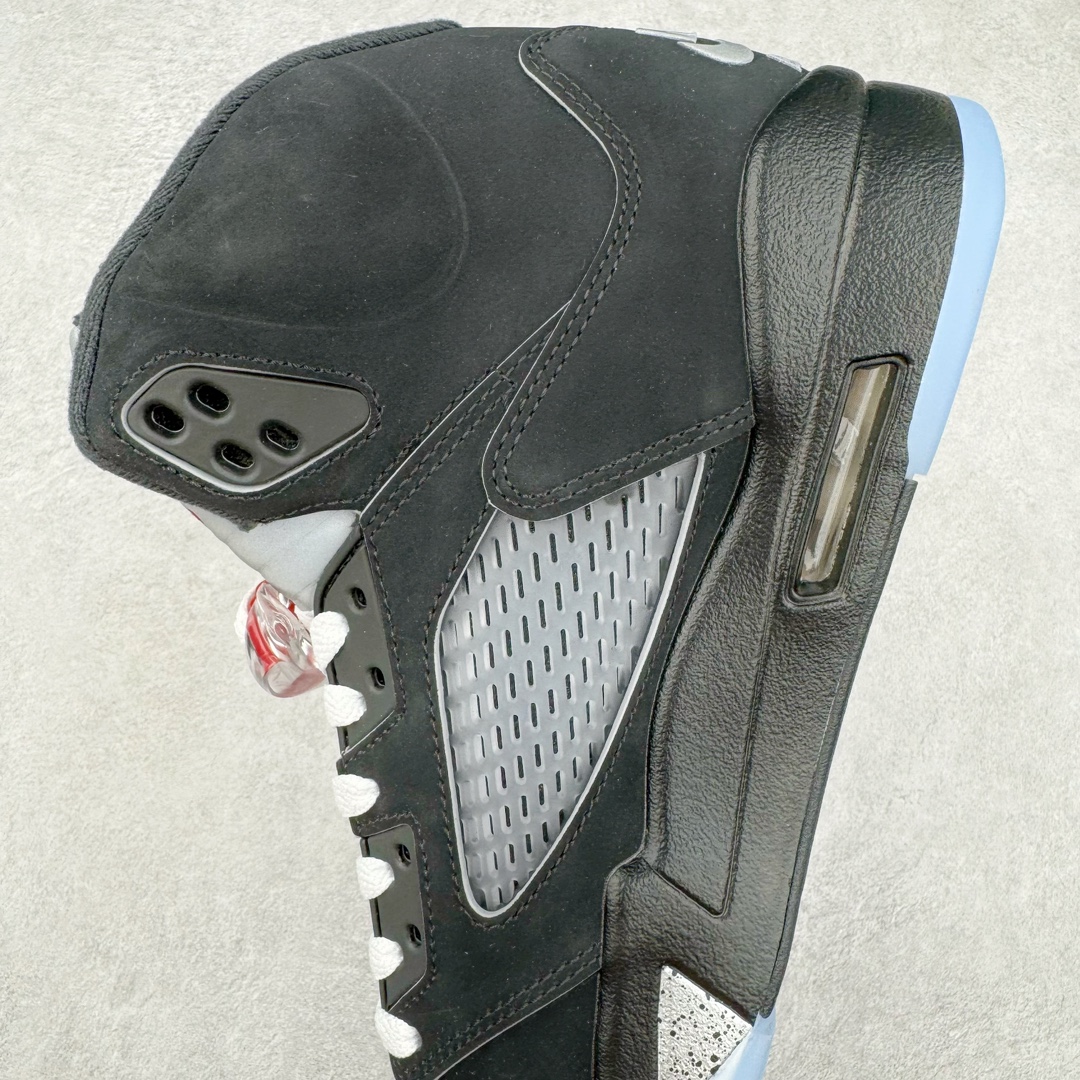 图片[7]-＃OG纯原 Air Jordan AJ5 “Black Metallic Reimagined” 黑银 HF3975-001 采用光滑的黑色磨砂革鞋面，保留了永恒的魅力，又融入了现代元素。整个鞋款将采用 3M 滚边设计，搭配白色鞋带，这一搭配灵感源自 MJ 昔日的球员专属鞋款。 鲜艳的火红色突出了鞋舌上的飞人图案和倒置在鞋舌内侧的 “ Air Jordan ” 字样，仅展现了品牌对细节的极致追求。鞋跟标签上的 “ Nike Air ” 标志采用白色，而金属银则点缀着 3M 反光鞋舌和鲨鱼齿，增添了未来感与科技感。 半透明网眼和鞋跟可见的 Air 气垫等经典功能保持不变，为穿着者带来舒适体验。中底则融入黑色斑点，为鞋身增添了一抹神秘与深邃。 尺码：40 40.5 41 42 42.5 43 44 44.5 45 46 47.5 48.5-选品中心