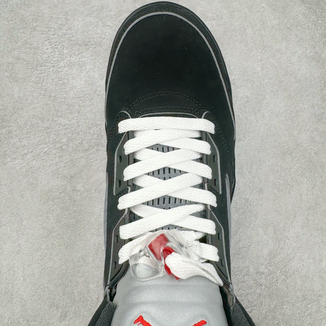 图片[4]-＃OG纯原 Air Jordan AJ5 “Black Metallic Reimagined” 黑银 HF3975-001 采用光滑的黑色磨砂革鞋面，保留了永恒的魅力，又融入了现代元素。整个鞋款将采用 3M 滚边设计，搭配白色鞋带，这一搭配灵感源自 MJ 昔日的球员专属鞋款。 鲜艳的火红色突出了鞋舌上的飞人图案和倒置在鞋舌内侧的 “ Air Jordan ” 字样，仅展现了品牌对细节的极致追求。鞋跟标签上的 “ Nike Air ” 标志采用白色，而金属银则点缀着 3M 反光鞋舌和鲨鱼齿，增添了未来感与科技感。 半透明网眼和鞋跟可见的 Air 气垫等经典功能保持不变，为穿着者带来舒适体验。中底则融入黑色斑点，为鞋身增添了一抹神秘与深邃。 尺码：40 40.5 41 42 42.5 43 44 44.5 45 46 47.5 48.5-选品中心