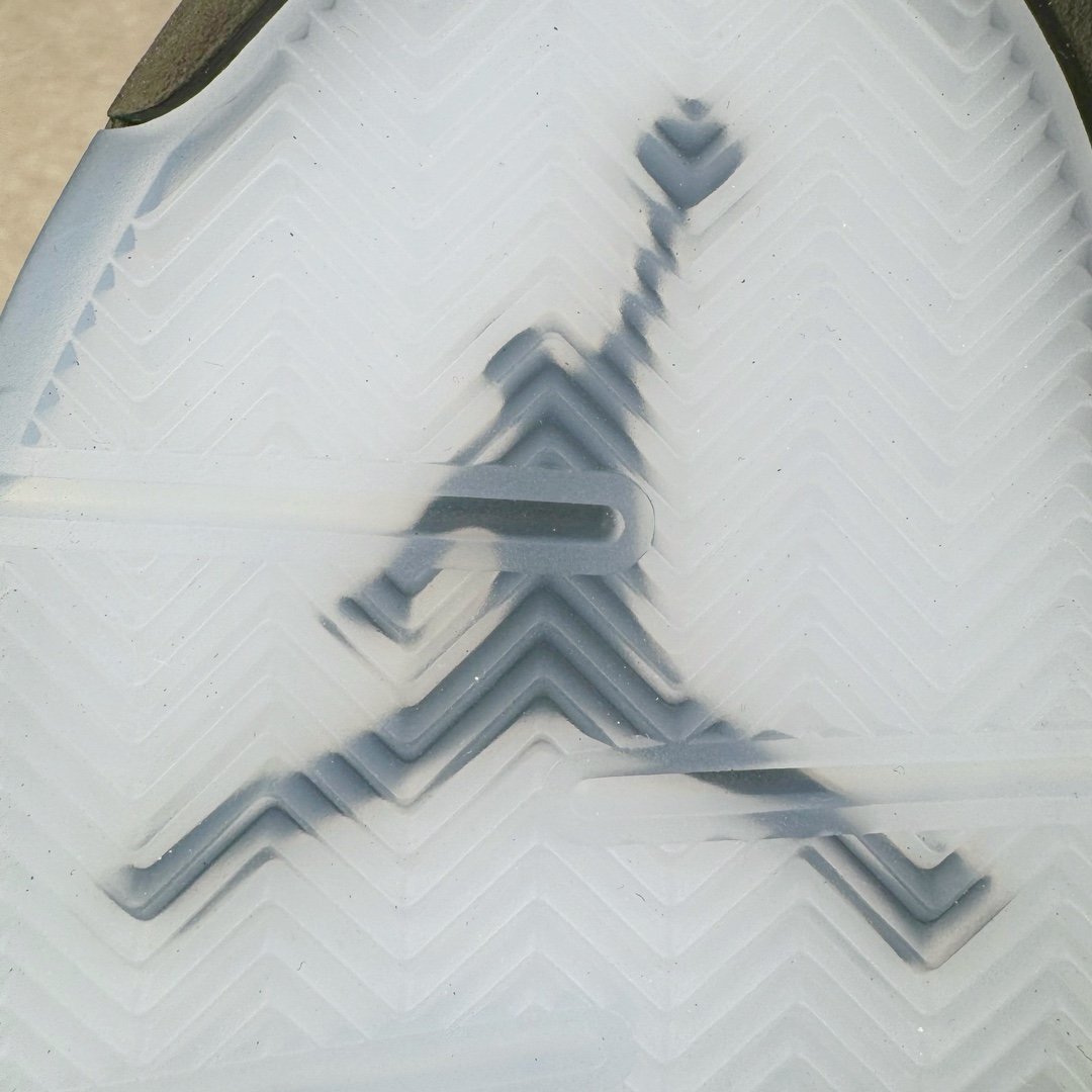 图片[11]-＃OG纯原 Air Jordan AJ5 “Black Metallic Reimagined” 黑银 HF3975-001 采用光滑的黑色磨砂革鞋面，保留了永恒的魅力，又融入了现代元素。整个鞋款将采用 3M 滚边设计，搭配白色鞋带，这一搭配灵感源自 MJ 昔日的球员专属鞋款。 鲜艳的火红色突出了鞋舌上的飞人图案和倒置在鞋舌内侧的 “ Air Jordan ” 字样，仅展现了品牌对细节的极致追求。鞋跟标签上的 “ Nike Air ” 标志采用白色，而金属银则点缀着 3M 反光鞋舌和鲨鱼齿，增添了未来感与科技感。 半透明网眼和鞋跟可见的 Air 气垫等经典功能保持不变，为穿着者带来舒适体验。中底则融入黑色斑点，为鞋身增添了一抹神秘与深邃。 尺码：40 40.5 41 42 42.5 43 44 44.5 45 46 47.5 48.5-选品中心