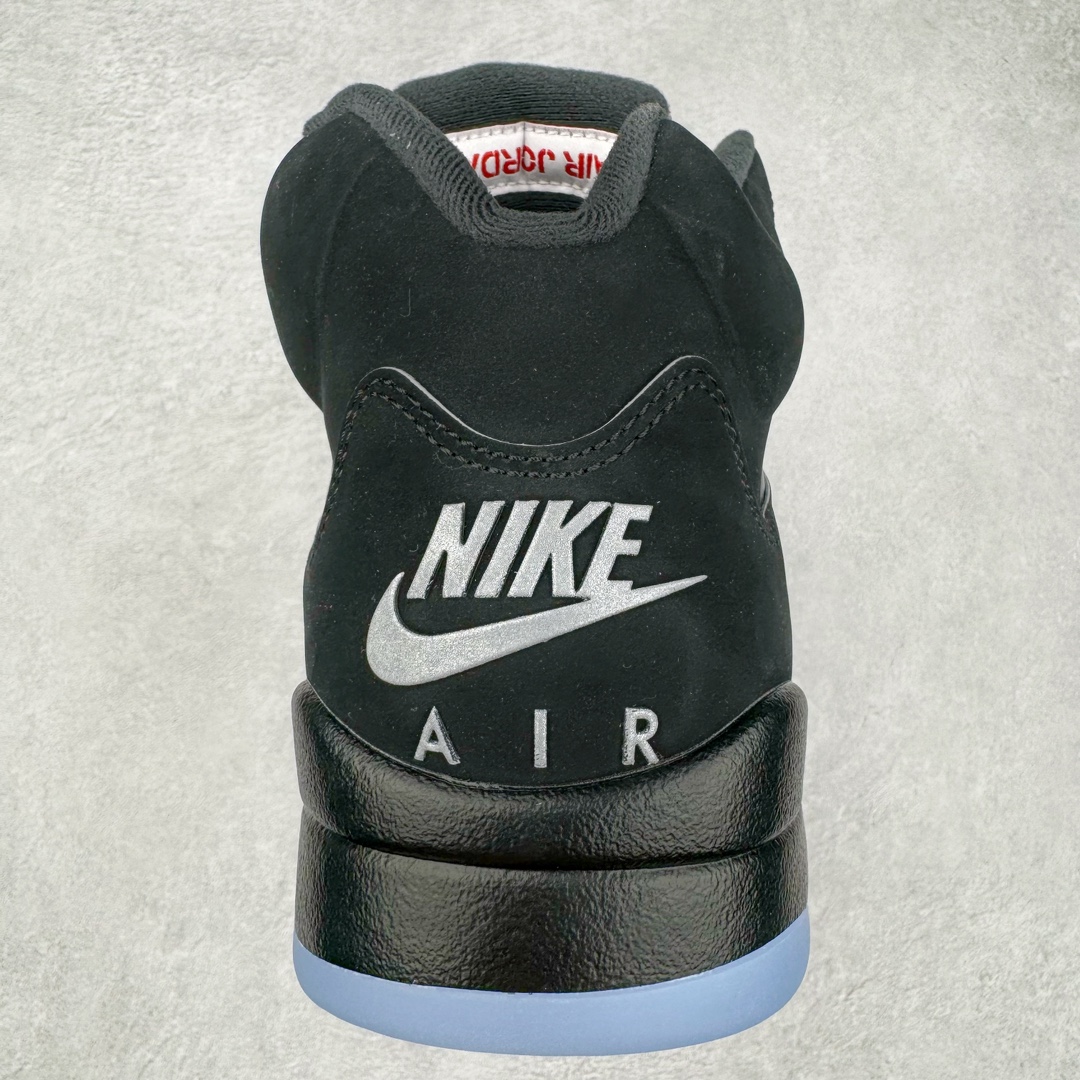 图片[8]-＃OG纯原 Air Jordan AJ5 “Black Metallic Reimagined” 黑银 HF3975-001 采用光滑的黑色磨砂革鞋面，保留了永恒的魅力，又融入了现代元素。整个鞋款将采用 3M 滚边设计，搭配白色鞋带，这一搭配灵感源自 MJ 昔日的球员专属鞋款。 鲜艳的火红色突出了鞋舌上的飞人图案和倒置在鞋舌内侧的 “ Air Jordan ” 字样，仅展现了品牌对细节的极致追求。鞋跟标签上的 “ Nike Air ” 标志采用白色，而金属银则点缀着 3M 反光鞋舌和鲨鱼齿，增添了未来感与科技感。 半透明网眼和鞋跟可见的 Air 气垫等经典功能保持不变，为穿着者带来舒适体验。中底则融入黑色斑点，为鞋身增添了一抹神秘与深邃。 尺码：40 40.5 41 42 42.5 43 44 44.5 45 46 47.5 48.5-选品中心