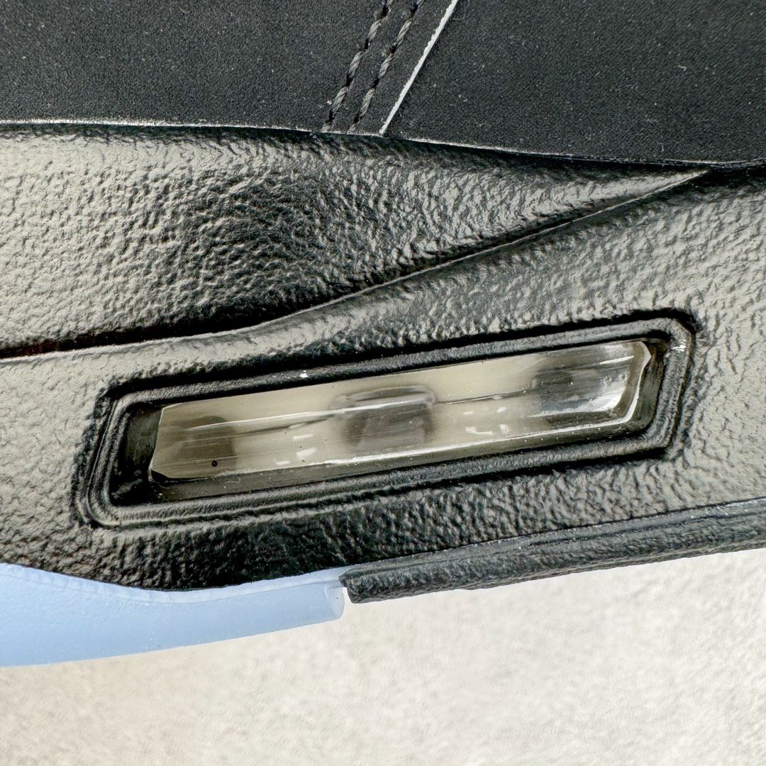 图片[12]-＃OG纯原 Air Jordan AJ5 “Black Metallic Reimagined” 黑银 HF3975-001 采用光滑的黑色磨砂革鞋面，保留了永恒的魅力，又融入了现代元素。整个鞋款将采用 3M 滚边设计，搭配白色鞋带，这一搭配灵感源自 MJ 昔日的球员专属鞋款。 鲜艳的火红色突出了鞋舌上的飞人图案和倒置在鞋舌内侧的 “ Air Jordan ” 字样，仅展现了品牌对细节的极致追求。鞋跟标签上的 “ Nike Air ” 标志采用白色，而金属银则点缀着 3M 反光鞋舌和鲨鱼齿，增添了未来感与科技感。 半透明网眼和鞋跟可见的 Air 气垫等经典功能保持不变，为穿着者带来舒适体验。中底则融入黑色斑点，为鞋身增添了一抹神秘与深邃。 尺码：40 40.5 41 42 42.5 43 44 44.5 45 46 47.5 48.5-选品中心