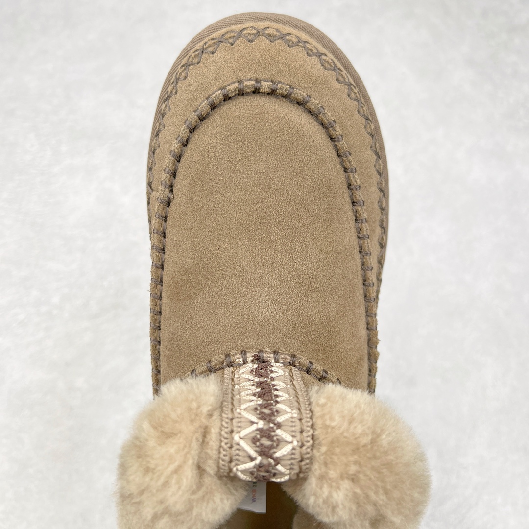 图片[4]-＃K版 UGG 8224经典秋冬羊皮毛一体雪地靴 私人订单价格匠心定位 桑坡八年大厂直供 拒绝高利润 区别杀猪版本 隆丰A级澳洲进口羊皮毛一体 完全遵循ZP工艺流程 代工厂原厂版师 秉承无原鞋不开发选择 注重每一处细节 市面最正版型 TREADLITE\\\”轻翼\\\”科技外底 轻便/耐用/柔韧/桩型【售后郑重承诺】一个月内若出现重大脱胶/断底等质量问题 直接为您换新 翻毛皮鞋面 细腻亲肤再生聚酯纤维滚边 舒适易打理 保暖性佳 UGG plush™ 里衬和内底 茸软亲肤 舒适暖足 经典鞋型搭配轻盈厚底 稳稳拿捏秋冬出街时髦造型 Treadlite by UGG 轻翼大底 轻盈缓震 为双足减负 舒适轻便 助你轻松畅玩整天 尺码：35 36 37 38 39 40-选品中心