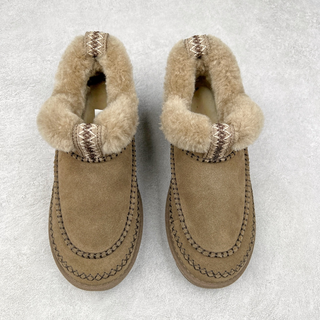 图片[2]-＃K版 UGG 8224经典秋冬羊皮毛一体雪地靴 私人订单价格匠心定位 桑坡八年大厂直供 拒绝高利润 区别杀猪版本 隆丰A级澳洲进口羊皮毛一体 完全遵循ZP工艺流程 代工厂原厂版师 秉承无原鞋不开发选择 注重每一处细节 市面最正版型 TREADLITE\\\”轻翼\\\”科技外底 轻便/耐用/柔韧/桩型【售后郑重承诺】一个月内若出现重大脱胶/断底等质量问题 直接为您换新 翻毛皮鞋面 细腻亲肤再生聚酯纤维滚边 舒适易打理 保暖性佳 UGG plush™ 里衬和内底 茸软亲肤 舒适暖足 经典鞋型搭配轻盈厚底 稳稳拿捏秋冬出街时髦造型 Treadlite by UGG 轻翼大底 轻盈缓震 为双足减负 舒适轻便 助你轻松畅玩整天 尺码：35 36 37 38 39 40-选品中心