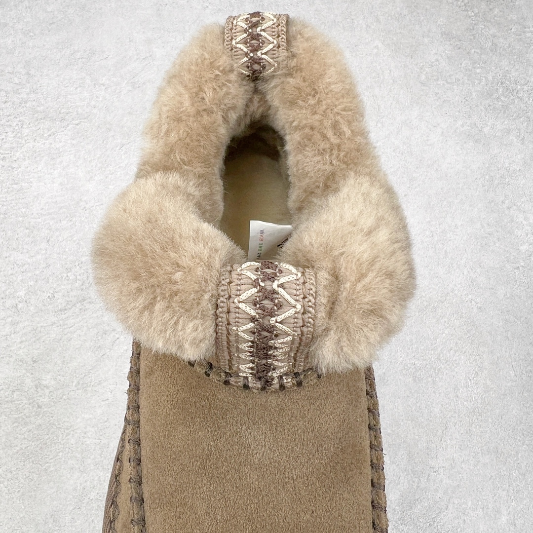 图片[5]-＃K版 UGG 8224经典秋冬羊皮毛一体雪地靴 私人订单价格匠心定位 桑坡八年大厂直供 拒绝高利润 区别杀猪版本 隆丰A级澳洲进口羊皮毛一体 完全遵循ZP工艺流程 代工厂原厂版师 秉承无原鞋不开发选择 注重每一处细节 市面最正版型 TREADLITE\\\”轻翼\\\”科技外底 轻便/耐用/柔韧/桩型【售后郑重承诺】一个月内若出现重大脱胶/断底等质量问题 直接为您换新 翻毛皮鞋面 细腻亲肤再生聚酯纤维滚边 舒适易打理 保暖性佳 UGG plush™ 里衬和内底 茸软亲肤 舒适暖足 经典鞋型搭配轻盈厚底 稳稳拿捏秋冬出街时髦造型 Treadlite by UGG 轻翼大底 轻盈缓震 为双足减负 舒适轻便 助你轻松畅玩整天 尺码：35 36 37 38 39 40-选品中心