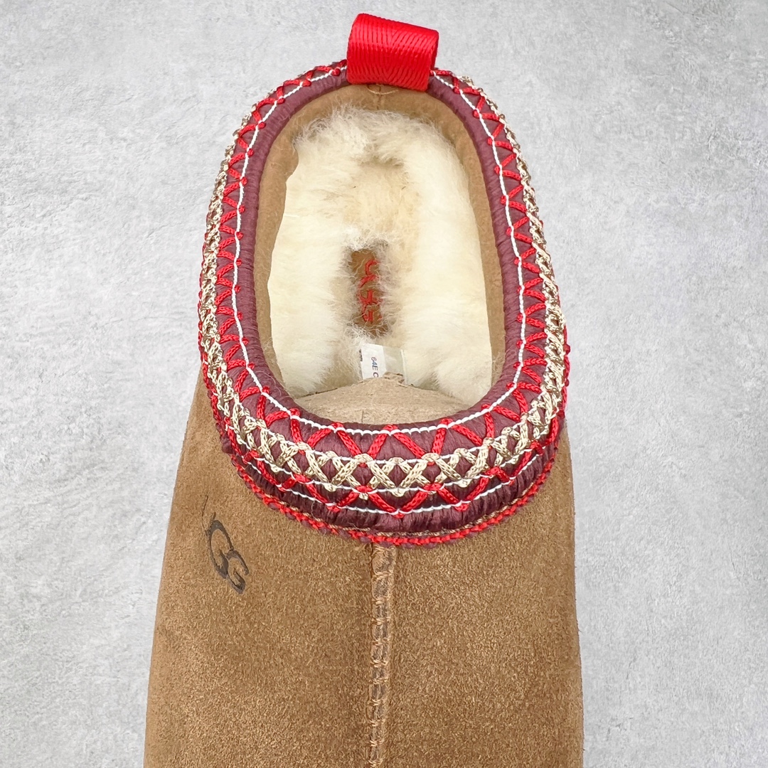 图片[5]-＃K版 UGG 2553经典秋冬羊皮毛一体雪地靴 私人订单价格匠心定位 桑坡八年大厂直供 拒绝高利润 区别杀猪版本 隆丰A级澳洲进口羊皮毛一体 完全遵循ZP工艺流程 代工厂原厂版师 秉承无原鞋不开发选择 注重每一处细节 市面最正版型 TREADLITE\\\”轻翼\\\”科技外底 轻便/耐用/柔韧/桩型【售后郑重承诺】一个月内若出现重大脱胶/断底等质量问题 直接为您换新 翻毛皮鞋面 细腻亲肤再生聚酯纤维滚边 舒适易打理 保暖性佳 UGG plush™ 里衬和内底 茸软亲肤 舒适暖足 经典鞋型搭配轻盈厚底 稳稳拿捏秋冬出街时髦造型 Treadlite by UGG 轻翼大底 轻盈缓震 为双足减负 舒适轻便 助你轻松畅玩整天 尺码：35 36 37 38 39 40-选品中心