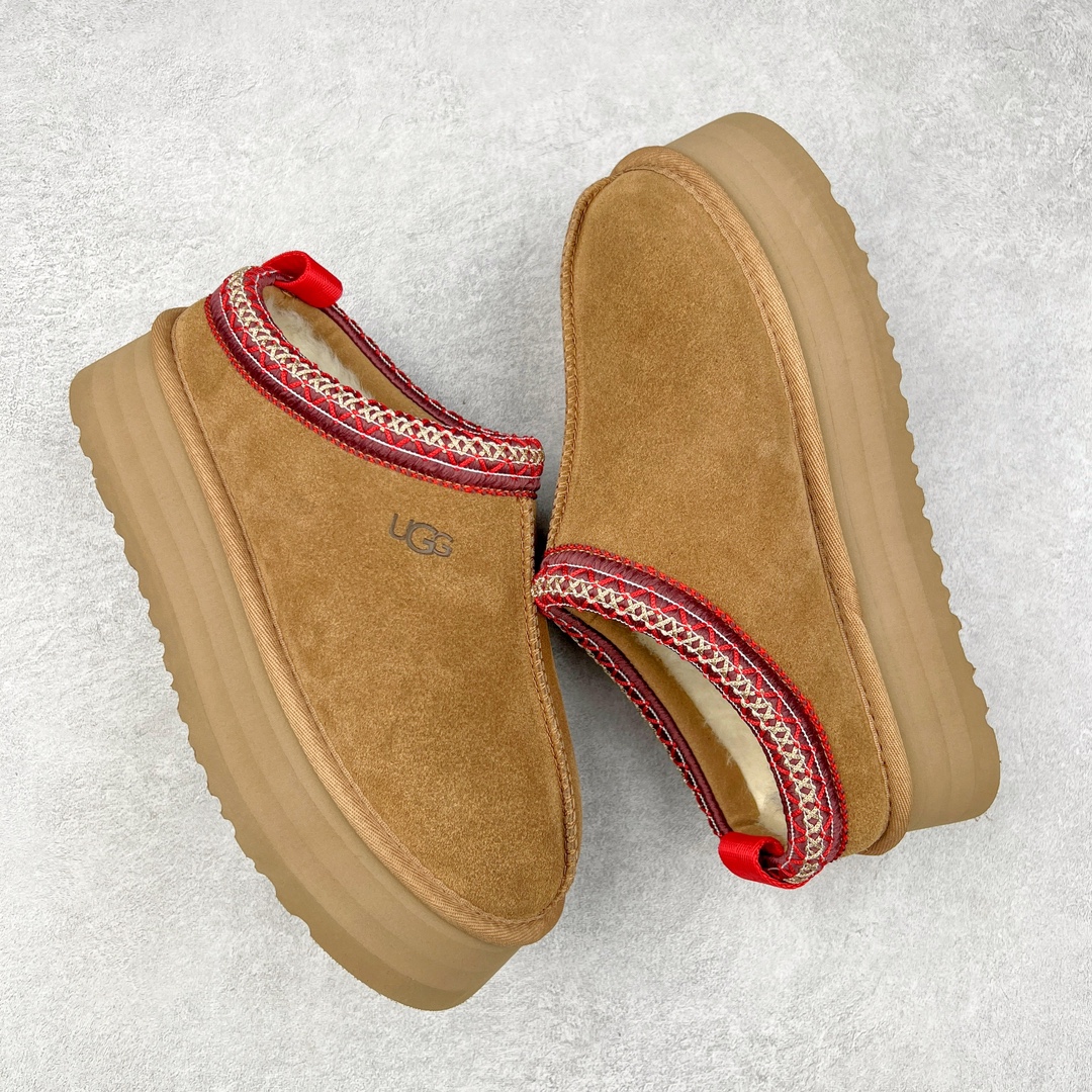 图片[3]-＃K版 UGG 2553经典秋冬羊皮毛一体雪地靴 私人订单价格匠心定位 桑坡八年大厂直供 拒绝高利润 区别杀猪版本 隆丰A级澳洲进口羊皮毛一体 完全遵循ZP工艺流程 代工厂原厂版师 秉承无原鞋不开发选择 注重每一处细节 市面最正版型 TREADLITE\\\”轻翼\\\”科技外底 轻便/耐用/柔韧/桩型【售后郑重承诺】一个月内若出现重大脱胶/断底等质量问题 直接为您换新 翻毛皮鞋面 细腻亲肤再生聚酯纤维滚边 舒适易打理 保暖性佳 UGG plush™ 里衬和内底 茸软亲肤 舒适暖足 经典鞋型搭配轻盈厚底 稳稳拿捏秋冬出街时髦造型 Treadlite by UGG 轻翼大底 轻盈缓震 为双足减负 舒适轻便 助你轻松畅玩整天 尺码：35 36 37 38 39 40-选品中心