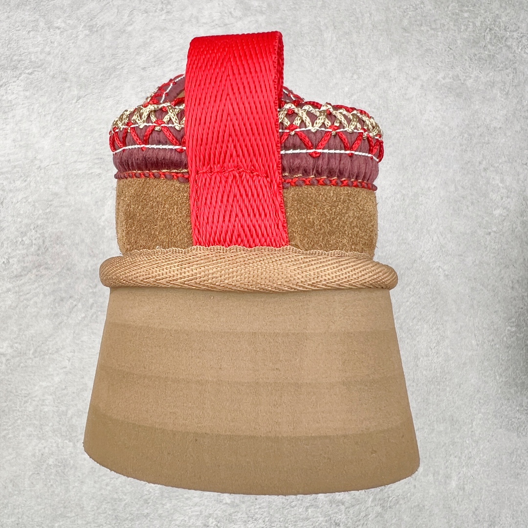 图片[8]-＃K版 UGG 2553经典秋冬羊皮毛一体雪地靴 私人订单价格匠心定位 桑坡八年大厂直供 拒绝高利润 区别杀猪版本 隆丰A级澳洲进口羊皮毛一体 完全遵循ZP工艺流程 代工厂原厂版师 秉承无原鞋不开发选择 注重每一处细节 市面最正版型 TREADLITE\\\”轻翼\\\”科技外底 轻便/耐用/柔韧/桩型【售后郑重承诺】一个月内若出现重大脱胶/断底等质量问题 直接为您换新 翻毛皮鞋面 细腻亲肤再生聚酯纤维滚边 舒适易打理 保暖性佳 UGG plush™ 里衬和内底 茸软亲肤 舒适暖足 经典鞋型搭配轻盈厚底 稳稳拿捏秋冬出街时髦造型 Treadlite by UGG 轻翼大底 轻盈缓震 为双足减负 舒适轻便 助你轻松畅玩整天 尺码：35 36 37 38 39 40-选品中心