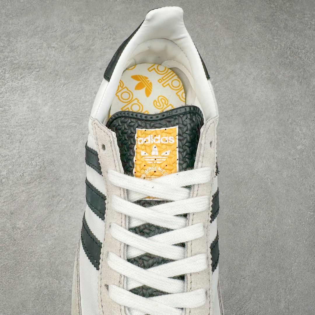 图片[5]-AD SL72 RS系列德训足球风百搭低帮休闲运动板鞋 IH4823 阿迪达斯Originals推出复古「T头鞋」造型的SL72鞋款复刻，有男女两款可选。男生款为SL72RS，鞋型挺立饱满，鞋底增加高度，采用麂皮与布面制作，符合复古氛围；女生款为SL72OGW，致敬经典款式，鞋身纤细，还原70年代设计，以绿色呈现，点缀金色细节。多款配色可选。「T 头鞋」这两年有多火大家见到了吧？明星、穿搭博主几乎人手一双，凭借复古味的外观，以及亲民的价格，同样成为了不少球鞋玩家日常上脚首选。近日 adidas Originals 将有「T 头鞋」造型的诞生于 1972 年的 SL72 鞋款复刻带回，各位买鞋又有新选择了。1972 年 SL72 问世后，引领了后来阿迪达斯的跑鞋发展方向，其中「SL」代表了 Super Light，彰显了产品轻便的特性。1972 年 SL72 问世后，引领了后来阿迪达斯的跑鞋发展方向，其中「SL」代表了 Super Light，彰显了产品轻便的特性。这次 adidas Originals 延续其轻质经典的基因，带来男女两款 SL72。男生款带来 SL72 RS 鞋型，RS 意为 Reshaped（重塑），鞋款在保留了经典的外观基础上，在尼龙材质里增加了填充物，使鞋型更加挺立和饱满，鞋头则更加圆润，鞋底的 EVA 材质则增加了鞋款的高度。女生款则带来 SL72 OG W 鞋型，OG 顾名思义则是致敬经典款式，相较于 RS（Reshaped）鞋款，鞋身更加纤细，其整体鞋身轮廓、线条、细节、材质上尊崇 70 年代 SL72 的设计，还原经典味道。尺码：36 36⅔ 37⅓ 38 38⅔ 39⅓ 40 40⅔ 41⅓ 42 42⅔ 43⅓ 44 44⅔ 45-选品中心