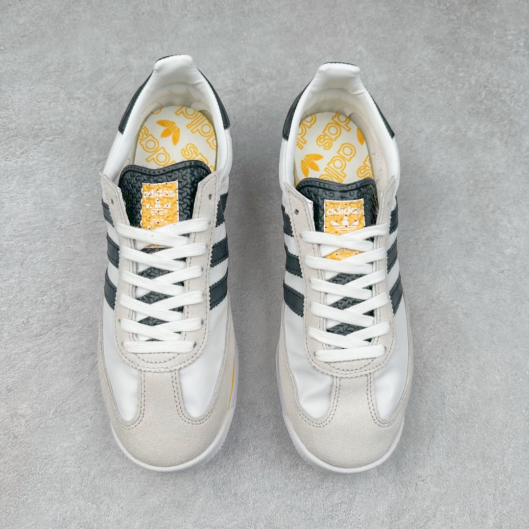 图片[2]-AD SL72 RS系列德训足球风百搭低帮休闲运动板鞋 IH4823 阿迪达斯Originals推出复古「T头鞋」造型的SL72鞋款复刻，有男女两款可选。男生款为SL72RS，鞋型挺立饱满，鞋底增加高度，采用麂皮与布面制作，符合复古氛围；女生款为SL72OGW，致敬经典款式，鞋身纤细，还原70年代设计，以绿色呈现，点缀金色细节。多款配色可选。「T 头鞋」这两年有多火大家见到了吧？明星、穿搭博主几乎人手一双，凭借复古味的外观，以及亲民的价格，同样成为了不少球鞋玩家日常上脚首选。近日 adidas Originals 将有「T 头鞋」造型的诞生于 1972 年的 SL72 鞋款复刻带回，各位买鞋又有新选择了。1972 年 SL72 问世后，引领了后来阿迪达斯的跑鞋发展方向，其中「SL」代表了 Super Light，彰显了产品轻便的特性。1972 年 SL72 问世后，引领了后来阿迪达斯的跑鞋发展方向，其中「SL」代表了 Super Light，彰显了产品轻便的特性。这次 adidas Originals 延续其轻质经典的基因，带来男女两款 SL72。男生款带来 SL72 RS 鞋型，RS 意为 Reshaped（重塑），鞋款在保留了经典的外观基础上，在尼龙材质里增加了填充物，使鞋型更加挺立和饱满，鞋头则更加圆润，鞋底的 EVA 材质则增加了鞋款的高度。女生款则带来 SL72 OG W 鞋型，OG 顾名思义则是致敬经典款式，相较于 RS（Reshaped）鞋款，鞋身更加纤细，其整体鞋身轮廓、线条、细节、材质上尊崇 70 年代 SL72 的设计，还原经典味道。尺码：36 36⅔ 37⅓ 38 38⅔ 39⅓ 40 40⅔ 41⅓ 42 42⅔ 43⅓ 44 44⅔ 45-选品中心