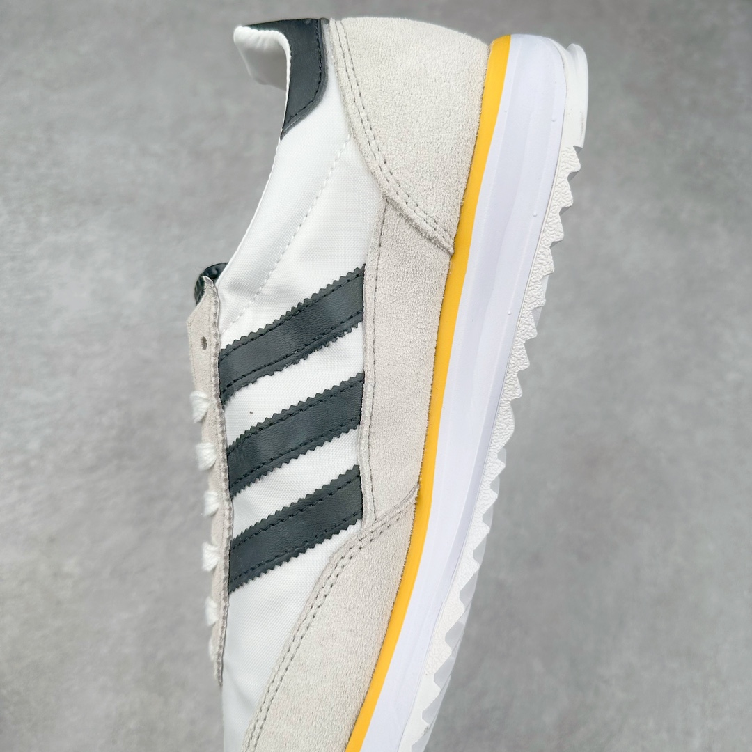 图片[7]-AD SL72 RS系列德训足球风百搭低帮休闲运动板鞋 IH4823 阿迪达斯Originals推出复古「T头鞋」造型的SL72鞋款复刻，有男女两款可选。男生款为SL72RS，鞋型挺立饱满，鞋底增加高度，采用麂皮与布面制作，符合复古氛围；女生款为SL72OGW，致敬经典款式，鞋身纤细，还原70年代设计，以绿色呈现，点缀金色细节。多款配色可选。「T 头鞋」这两年有多火大家见到了吧？明星、穿搭博主几乎人手一双，凭借复古味的外观，以及亲民的价格，同样成为了不少球鞋玩家日常上脚首选。近日 adidas Originals 将有「T 头鞋」造型的诞生于 1972 年的 SL72 鞋款复刻带回，各位买鞋又有新选择了。1972 年 SL72 问世后，引领了后来阿迪达斯的跑鞋发展方向，其中「SL」代表了 Super Light，彰显了产品轻便的特性。1972 年 SL72 问世后，引领了后来阿迪达斯的跑鞋发展方向，其中「SL」代表了 Super Light，彰显了产品轻便的特性。这次 adidas Originals 延续其轻质经典的基因，带来男女两款 SL72。男生款带来 SL72 RS 鞋型，RS 意为 Reshaped（重塑），鞋款在保留了经典的外观基础上，在尼龙材质里增加了填充物，使鞋型更加挺立和饱满，鞋头则更加圆润，鞋底的 EVA 材质则增加了鞋款的高度。女生款则带来 SL72 OG W 鞋型，OG 顾名思义则是致敬经典款式，相较于 RS（Reshaped）鞋款，鞋身更加纤细，其整体鞋身轮廓、线条、细节、材质上尊崇 70 年代 SL72 的设计，还原经典味道。尺码：36 36⅔ 37⅓ 38 38⅔ 39⅓ 40 40⅔ 41⅓ 42 42⅔ 43⅓ 44 44⅔ 45-选品中心