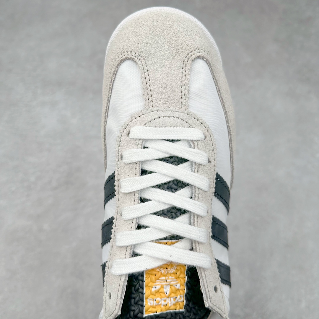 图片[4]-AD SL72 RS系列德训足球风百搭低帮休闲运动板鞋 IH4823 阿迪达斯Originals推出复古「T头鞋」造型的SL72鞋款复刻，有男女两款可选。男生款为SL72RS，鞋型挺立饱满，鞋底增加高度，采用麂皮与布面制作，符合复古氛围；女生款为SL72OGW，致敬经典款式，鞋身纤细，还原70年代设计，以绿色呈现，点缀金色细节。多款配色可选。「T 头鞋」这两年有多火大家见到了吧？明星、穿搭博主几乎人手一双，凭借复古味的外观，以及亲民的价格，同样成为了不少球鞋玩家日常上脚首选。近日 adidas Originals 将有「T 头鞋」造型的诞生于 1972 年的 SL72 鞋款复刻带回，各位买鞋又有新选择了。1972 年 SL72 问世后，引领了后来阿迪达斯的跑鞋发展方向，其中「SL」代表了 Super Light，彰显了产品轻便的特性。1972 年 SL72 问世后，引领了后来阿迪达斯的跑鞋发展方向，其中「SL」代表了 Super Light，彰显了产品轻便的特性。这次 adidas Originals 延续其轻质经典的基因，带来男女两款 SL72。男生款带来 SL72 RS 鞋型，RS 意为 Reshaped（重塑），鞋款在保留了经典的外观基础上，在尼龙材质里增加了填充物，使鞋型更加挺立和饱满，鞋头则更加圆润，鞋底的 EVA 材质则增加了鞋款的高度。女生款则带来 SL72 OG W 鞋型，OG 顾名思义则是致敬经典款式，相较于 RS（Reshaped）鞋款，鞋身更加纤细，其整体鞋身轮廓、线条、细节、材质上尊崇 70 年代 SL72 的设计，还原经典味道。尺码：36 36⅔ 37⅓ 38 38⅔ 39⅓ 40 40⅔ 41⅓ 42 42⅔ 43⅓ 44 44⅔ 45-选品中心