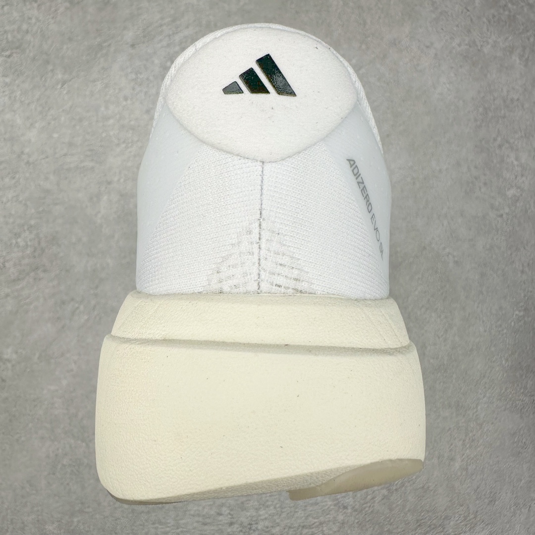 图片[8]-AD Adizero Eva SL M 零度进化版系列低帮轻便透气竞速休闲运动慢跑鞋 JH6206 相信大家对去年 adidas 横空出世的「顶级超跑」adiZero Adios Pro EVO 1 记忆犹新！不仅登顶阿迪史上最轻跑鞋宝座，更在接下来的全球马拉松赛事中，持续书写着惊人成绩，被网友戏称新一代「阿迪神鞋」全网刷屏！极简设计语言与强烈速度感和存在感的鞋侧三线，让人过目不忘，特别种草！其中定位于中长跑训练的 adidas Adizero Evo SL，整体外观造型与 adiZero Adios Pro EVO 1 非常相似。中底配置方面搭载全掌 Lightstrike Pro，鞋面采用透气网面示人，契合日常训练鞋的定位，更加耐用。外底给到了马牌橡胶，及类似上代竞速旗舰 adidas Adizero Adios Pro 3 区域分布。整体看下来无论是外观的鲜明辨识度，还是配置的扎实程度都很顶。尺码：36 36⅔ 37⅓ 38 38⅔ 39⅓ 40 40⅔ 41⅓ 42 42⅔ 43⅓ 44 45-选品中心