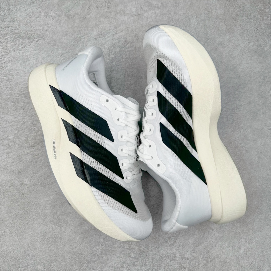 图片[3]-AD Adizero Eva SL M 零度进化版系列低帮轻便透气竞速休闲运动慢跑鞋 JH6206 相信大家对去年 adidas 横空出世的「顶级超跑」adiZero Adios Pro EVO 1 记忆犹新！不仅登顶阿迪史上最轻跑鞋宝座，更在接下来的全球马拉松赛事中，持续书写着惊人成绩，被网友戏称新一代「阿迪神鞋」全网刷屏！极简设计语言与强烈速度感和存在感的鞋侧三线，让人过目不忘，特别种草！其中定位于中长跑训练的 adidas Adizero Evo SL，整体外观造型与 adiZero Adios Pro EVO 1 非常相似。中底配置方面搭载全掌 Lightstrike Pro，鞋面采用透气网面示人，契合日常训练鞋的定位，更加耐用。外底给到了马牌橡胶，及类似上代竞速旗舰 adidas Adizero Adios Pro 3 区域分布。整体看下来无论是外观的鲜明辨识度，还是配置的扎实程度都很顶。尺码：36 36⅔ 37⅓ 38 38⅔ 39⅓ 40 40⅔ 41⅓ 42 42⅔ 43⅓ 44 45-选品中心