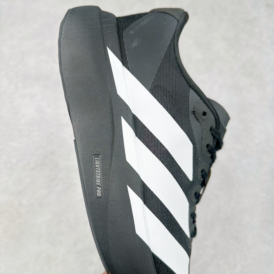 图片[6]-AD Adizero Eva SL M 零度进化版系列低帮轻便透气竞速休闲运动慢跑鞋 JP7149 相信大家对去年 adidas 横空出世的「顶级超跑」adiZero Adios Pro EVO 1 记忆犹新！不仅登顶阿迪史上最轻跑鞋宝座，更在接下来的全球马拉松赛事中，持续书写着惊人成绩，被网友戏称新一代「阿迪神鞋」全网刷屏！极简设计语言与强烈速度感和存在感的鞋侧三线，让人过目不忘，特别种草！其中定位于中长跑训练的 adidas Adizero Evo SL，整体外观造型与 adiZero Adios Pro EVO 1 非常相似。中底配置方面搭载全掌 Lightstrike Pro，鞋面采用透气网面示人，契合日常训练鞋的定位，更加耐用。外底给到了马牌橡胶，及类似上代竞速旗舰 adidas Adizero Adios Pro 3 区域分布。整体看下来无论是外观的鲜明辨识度，还是配置的扎实程度都很顶。尺码：36 36⅔ 37⅓ 38 38⅔ 39⅓ 40 40⅔ 41⅓ 42 42⅔ 43⅓ 44 45-选品中心