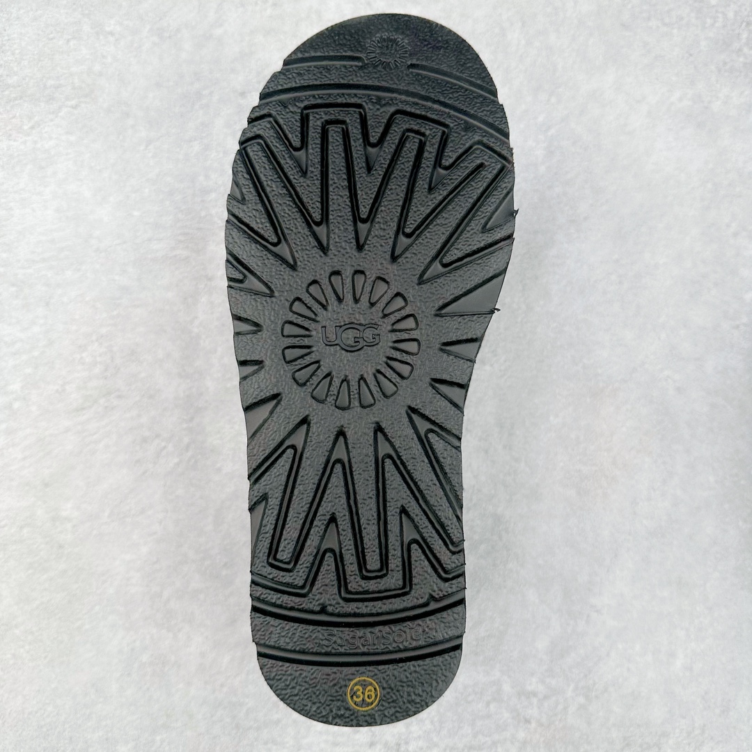 图片[9]-＃GD UGG 5092经典秋冬羊皮毛一体雪地靴 隆丰A级澳洲进口羊皮毛一体 完全遵循ZP工艺流程 代工厂原厂版师 秉承无原鞋不开发选择 注重每一处细节 市面最正版型 TREADLITE\\\”轻翼\\\”科技外底 轻便/耐用/柔韧/桩型【售后郑重承诺】一个月内若出现重大脱胶/断底等质量问题 直接为您换新 翻毛皮鞋面 细腻亲肤再生聚酯纤维滚边 舒适易打理 保暖性佳 UGG plush™ 里衬和内底 茸软亲肤 舒适暖足 经典鞋型搭配轻盈厚底 稳稳拿捏秋冬出街时髦造型 Treadlite by UGG 轻翼大底 轻盈缓震 为双足减负 舒适轻便 助你轻松畅玩整天 尺码：35 36 37 38 39 40-选品中心