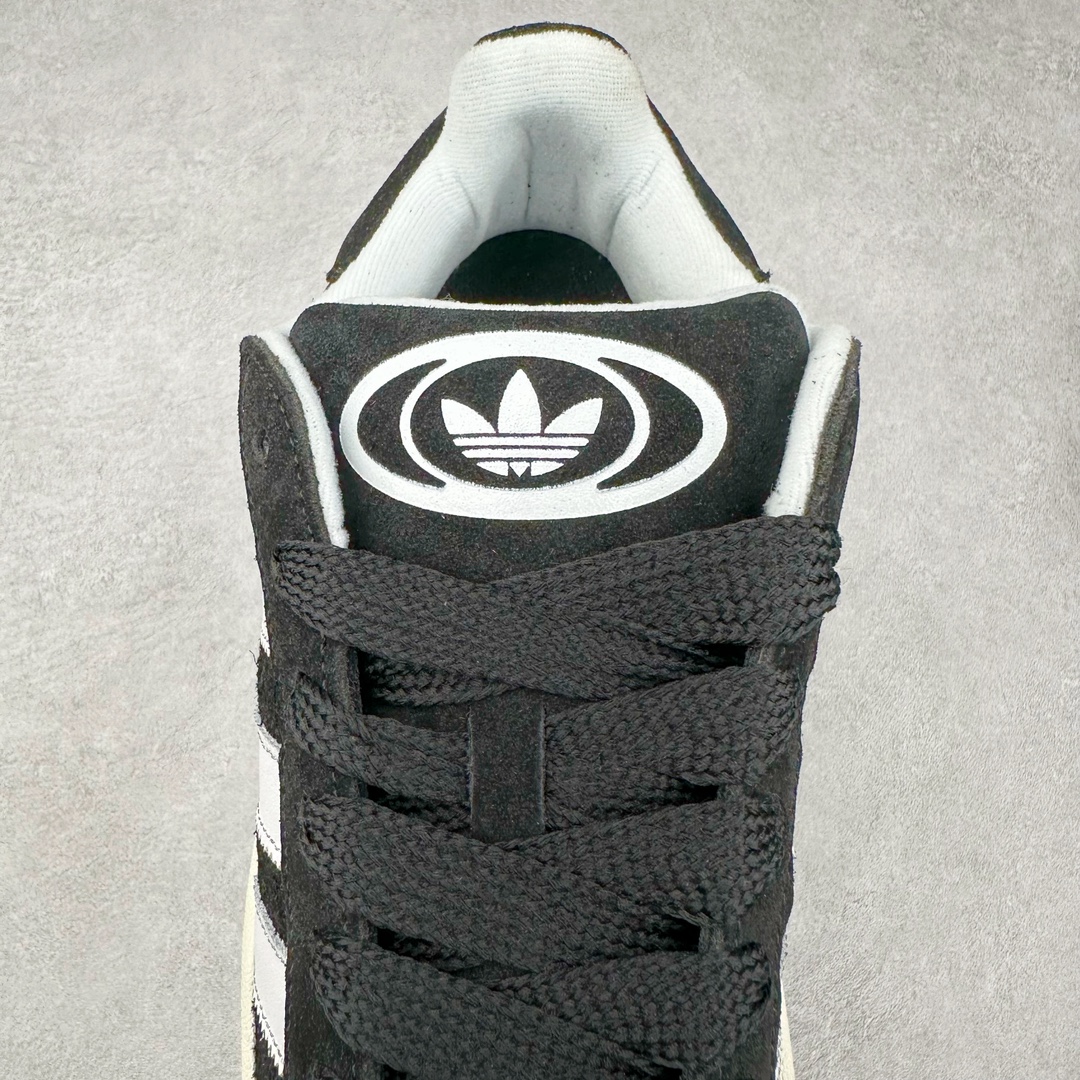 图片[5]-＃K8纯原 AD Originals Campus 00s 学院系列面包风经典复古低帮百搭休闲运动板鞋 HQ8708 原鞋开发 正确版型 市面唯一全鞋采用原厂头层SD皮料 正确宽版鞋盒 清洁度完美 诠释最高工艺 这次 Originals 选择了以经典复古鞋型 Campus 为蓝本打造全新面包鞋 这款鞋型联名不断 冠希当年对它更是钟爱有加 论牌面丝毫不输贝壳头、Forum 等大热鞋型 这次 Campus 一改 80 年代的瘦长造型 鞋舌、鞋身、鞋底甚至细节都变大了 营造出千禧年前后流行的面包鞋宽大廓形 因此鞋名改为 Campus 00s 鞋身采用绒面皮料搭配白色常规皮革 质感上还是延续了经典 Campus 的设计 鞋舌填充更加饱满 让鞋款整体看起来更加圆润 搭配上这款浅蓝配色「蓝胖子」造型真的很可爱 鞋舌还加入了与以往 Campus 不同的全新三叶草 Logo 令造型更具千禧气息 鞋带也采用了加宽的设计 如果你不喜欢 这次还附送了传统鞋带可以替换 鞋底采用了米黄做旧设计 凸显鞋款的复古年代感 除了清新可人的浅蓝配色 还有一款酷灰配色 造型更加硬朗复古 而且相比浅蓝配色更加耐脏 尺码：36 36⅔ 37⅓ 38 38⅔ 39⅓ 40 40⅔ 41⅓ 42 42⅔ 43⅓ 44 44 ⅓ 45-选品中心