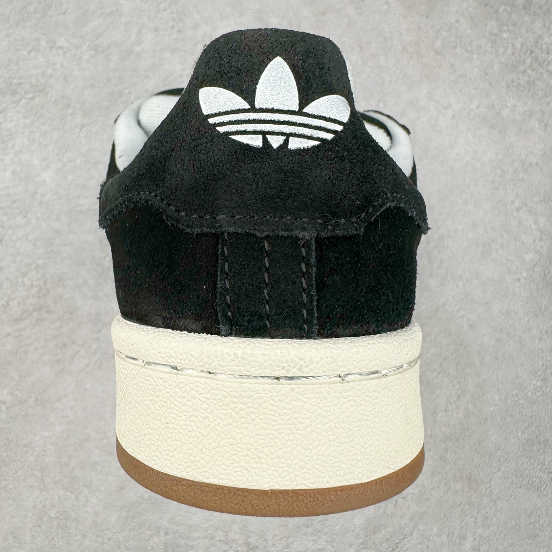 图片[8]-＃K8纯原 AD Originals Campus 00s 学院系列面包风经典复古低帮百搭休闲运动板鞋 HQ8708 原鞋开发 正确版型 市面唯一全鞋采用原厂头层SD皮料 正确宽版鞋盒 清洁度完美 诠释最高工艺 这次 Originals 选择了以经典复古鞋型 Campus 为蓝本打造全新面包鞋 这款鞋型联名不断 冠希当年对它更是钟爱有加 论牌面丝毫不输贝壳头、Forum 等大热鞋型 这次 Campus 一改 80 年代的瘦长造型 鞋舌、鞋身、鞋底甚至细节都变大了 营造出千禧年前后流行的面包鞋宽大廓形 因此鞋名改为 Campus 00s 鞋身采用绒面皮料搭配白色常规皮革 质感上还是延续了经典 Campus 的设计 鞋舌填充更加饱满 让鞋款整体看起来更加圆润 搭配上这款浅蓝配色「蓝胖子」造型真的很可爱 鞋舌还加入了与以往 Campus 不同的全新三叶草 Logo 令造型更具千禧气息 鞋带也采用了加宽的设计 如果你不喜欢 这次还附送了传统鞋带可以替换 鞋底采用了米黄做旧设计 凸显鞋款的复古年代感 除了清新可人的浅蓝配色 还有一款酷灰配色 造型更加硬朗复古 而且相比浅蓝配色更加耐脏 尺码：36 36⅔ 37⅓ 38 38⅔ 39⅓ 40 40⅔ 41⅓ 42 42⅔ 43⅓ 44 44 ⅓ 45-选品中心