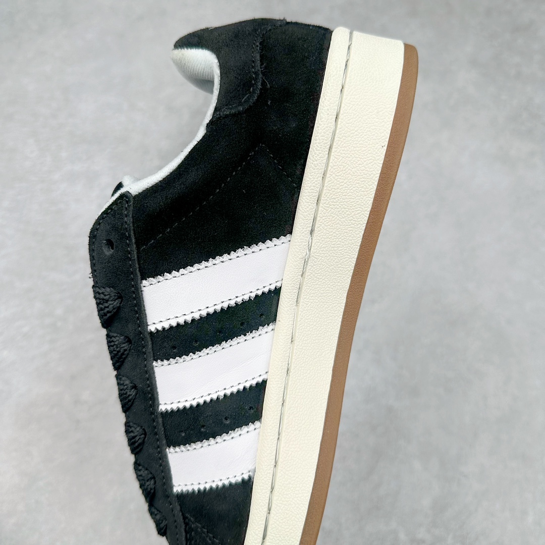 图片[7]-＃K8纯原 AD Originals Campus 00s 学院系列面包风经典复古低帮百搭休闲运动板鞋 HQ8708 原鞋开发 正确版型 市面唯一全鞋采用原厂头层SD皮料 正确宽版鞋盒 清洁度完美 诠释最高工艺 这次 Originals 选择了以经典复古鞋型 Campus 为蓝本打造全新面包鞋 这款鞋型联名不断 冠希当年对它更是钟爱有加 论牌面丝毫不输贝壳头、Forum 等大热鞋型 这次 Campus 一改 80 年代的瘦长造型 鞋舌、鞋身、鞋底甚至细节都变大了 营造出千禧年前后流行的面包鞋宽大廓形 因此鞋名改为 Campus 00s 鞋身采用绒面皮料搭配白色常规皮革 质感上还是延续了经典 Campus 的设计 鞋舌填充更加饱满 让鞋款整体看起来更加圆润 搭配上这款浅蓝配色「蓝胖子」造型真的很可爱 鞋舌还加入了与以往 Campus 不同的全新三叶草 Logo 令造型更具千禧气息 鞋带也采用了加宽的设计 如果你不喜欢 这次还附送了传统鞋带可以替换 鞋底采用了米黄做旧设计 凸显鞋款的复古年代感 除了清新可人的浅蓝配色 还有一款酷灰配色 造型更加硬朗复古 而且相比浅蓝配色更加耐脏 尺码：36 36⅔ 37⅓ 38 38⅔ 39⅓ 40 40⅔ 41⅓ 42 42⅔ 43⅓ 44 44 ⅓ 45-选品中心