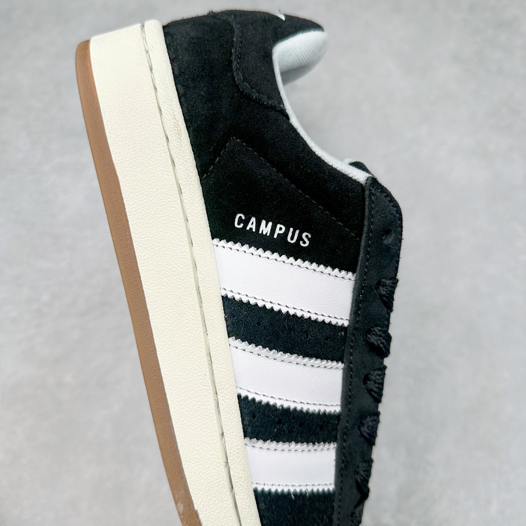 图片[6]-＃K8纯原 AD Originals Campus 00s 学院系列面包风经典复古低帮百搭休闲运动板鞋 HQ8708 原鞋开发 正确版型 市面唯一全鞋采用原厂头层SD皮料 正确宽版鞋盒 清洁度完美 诠释最高工艺 这次 Originals 选择了以经典复古鞋型 Campus 为蓝本打造全新面包鞋 这款鞋型联名不断 冠希当年对它更是钟爱有加 论牌面丝毫不输贝壳头、Forum 等大热鞋型 这次 Campus 一改 80 年代的瘦长造型 鞋舌、鞋身、鞋底甚至细节都变大了 营造出千禧年前后流行的面包鞋宽大廓形 因此鞋名改为 Campus 00s 鞋身采用绒面皮料搭配白色常规皮革 质感上还是延续了经典 Campus 的设计 鞋舌填充更加饱满 让鞋款整体看起来更加圆润 搭配上这款浅蓝配色「蓝胖子」造型真的很可爱 鞋舌还加入了与以往 Campus 不同的全新三叶草 Logo 令造型更具千禧气息 鞋带也采用了加宽的设计 如果你不喜欢 这次还附送了传统鞋带可以替换 鞋底采用了米黄做旧设计 凸显鞋款的复古年代感 除了清新可人的浅蓝配色 还有一款酷灰配色 造型更加硬朗复古 而且相比浅蓝配色更加耐脏 尺码：36 36⅔ 37⅓ 38 38⅔ 39⅓ 40 40⅔ 41⅓ 42 42⅔ 43⅓ 44 44 ⅓ 45-选品中心