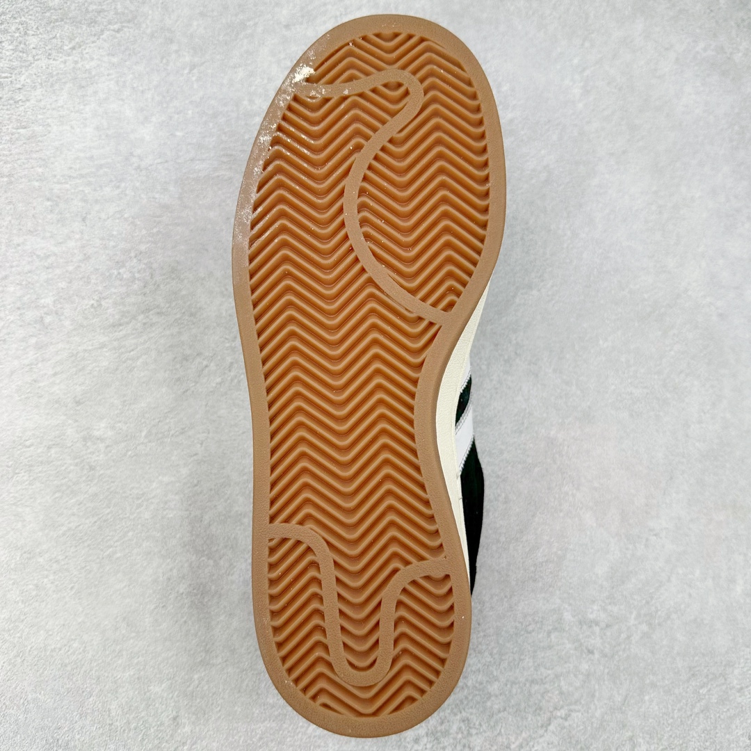 图片[9]-＃K8纯原 AD Originals Campus 00s 学院系列面包风经典复古低帮百搭休闲运动板鞋 HQ8708 原鞋开发 正确版型 市面唯一全鞋采用原厂头层SD皮料 正确宽版鞋盒 清洁度完美 诠释最高工艺 这次 Originals 选择了以经典复古鞋型 Campus 为蓝本打造全新面包鞋 这款鞋型联名不断 冠希当年对它更是钟爱有加 论牌面丝毫不输贝壳头、Forum 等大热鞋型 这次 Campus 一改 80 年代的瘦长造型 鞋舌、鞋身、鞋底甚至细节都变大了 营造出千禧年前后流行的面包鞋宽大廓形 因此鞋名改为 Campus 00s 鞋身采用绒面皮料搭配白色常规皮革 质感上还是延续了经典 Campus 的设计 鞋舌填充更加饱满 让鞋款整体看起来更加圆润 搭配上这款浅蓝配色「蓝胖子」造型真的很可爱 鞋舌还加入了与以往 Campus 不同的全新三叶草 Logo 令造型更具千禧气息 鞋带也采用了加宽的设计 如果你不喜欢 这次还附送了传统鞋带可以替换 鞋底采用了米黄做旧设计 凸显鞋款的复古年代感 除了清新可人的浅蓝配色 还有一款酷灰配色 造型更加硬朗复古 而且相比浅蓝配色更加耐脏 尺码：36 36⅔ 37⅓ 38 38⅔ 39⅓ 40 40⅔ 41⅓ 42 42⅔ 43⅓ 44 44 ⅓ 45-选品中心