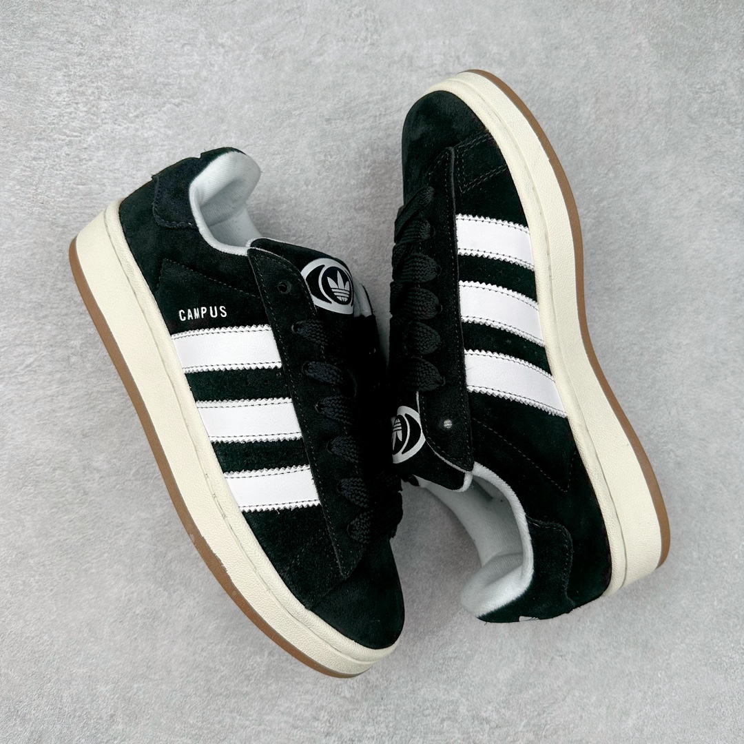 图片[3]-＃K8纯原 AD Originals Campus 00s 学院系列面包风经典复古低帮百搭休闲运动板鞋 HQ8708 原鞋开发 正确版型 市面唯一全鞋采用原厂头层SD皮料 正确宽版鞋盒 清洁度完美 诠释最高工艺 这次 Originals 选择了以经典复古鞋型 Campus 为蓝本打造全新面包鞋 这款鞋型联名不断 冠希当年对它更是钟爱有加 论牌面丝毫不输贝壳头、Forum 等大热鞋型 这次 Campus 一改 80 年代的瘦长造型 鞋舌、鞋身、鞋底甚至细节都变大了 营造出千禧年前后流行的面包鞋宽大廓形 因此鞋名改为 Campus 00s 鞋身采用绒面皮料搭配白色常规皮革 质感上还是延续了经典 Campus 的设计 鞋舌填充更加饱满 让鞋款整体看起来更加圆润 搭配上这款浅蓝配色「蓝胖子」造型真的很可爱 鞋舌还加入了与以往 Campus 不同的全新三叶草 Logo 令造型更具千禧气息 鞋带也采用了加宽的设计 如果你不喜欢 这次还附送了传统鞋带可以替换 鞋底采用了米黄做旧设计 凸显鞋款的复古年代感 除了清新可人的浅蓝配色 还有一款酷灰配色 造型更加硬朗复古 而且相比浅蓝配色更加耐脏 尺码：36 36⅔ 37⅓ 38 38⅔ 39⅓ 40 40⅔ 41⅓ 42 42⅔ 43⅓ 44 44 ⅓ 45-选品中心