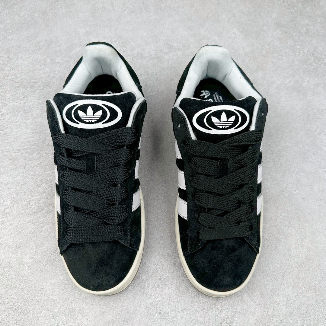 图片[2]-＃K8纯原 AD Originals Campus 00s 学院系列面包风经典复古低帮百搭休闲运动板鞋 HQ8708 原鞋开发 正确版型 市面唯一全鞋采用原厂头层SD皮料 正确宽版鞋盒 清洁度完美 诠释最高工艺 这次 Originals 选择了以经典复古鞋型 Campus 为蓝本打造全新面包鞋 这款鞋型联名不断 冠希当年对它更是钟爱有加 论牌面丝毫不输贝壳头、Forum 等大热鞋型 这次 Campus 一改 80 年代的瘦长造型 鞋舌、鞋身、鞋底甚至细节都变大了 营造出千禧年前后流行的面包鞋宽大廓形 因此鞋名改为 Campus 00s 鞋身采用绒面皮料搭配白色常规皮革 质感上还是延续了经典 Campus 的设计 鞋舌填充更加饱满 让鞋款整体看起来更加圆润 搭配上这款浅蓝配色「蓝胖子」造型真的很可爱 鞋舌还加入了与以往 Campus 不同的全新三叶草 Logo 令造型更具千禧气息 鞋带也采用了加宽的设计 如果你不喜欢 这次还附送了传统鞋带可以替换 鞋底采用了米黄做旧设计 凸显鞋款的复古年代感 除了清新可人的浅蓝配色 还有一款酷灰配色 造型更加硬朗复古 而且相比浅蓝配色更加耐脏 尺码：36 36⅔ 37⅓ 38 38⅔ 39⅓ 40 40⅔ 41⅓ 42 42⅔ 43⅓ 44 44 ⅓ 45-选品中心